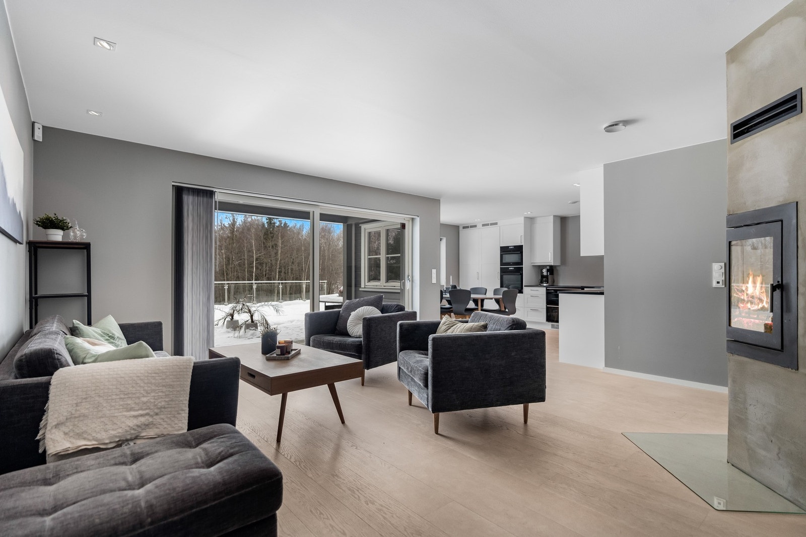 Denne boligen har store sosiale oppholdsrom. Det gir muligheten for hyggelige sammenkomster med venner, samt rolige kvelder hjemme med hele familien. Galleribilde