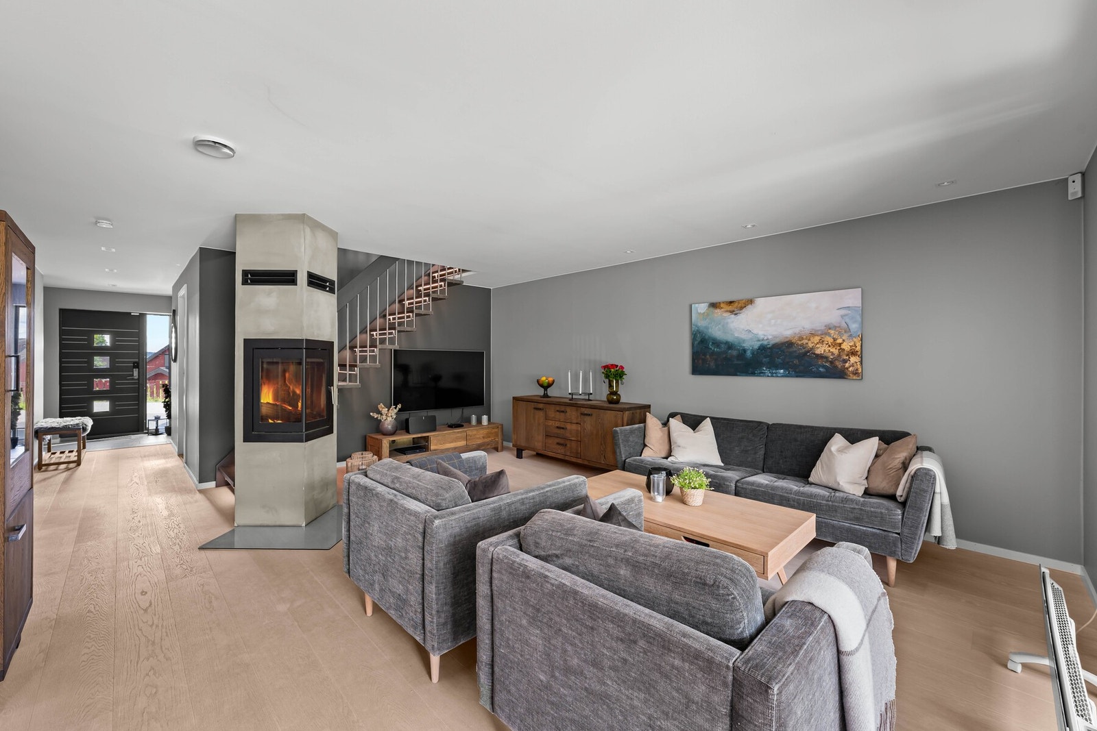 En romslig stue med god plass til møblering av sofagruppe med sofabord, medievegg og annet ønskelig møblement. Galleribilde