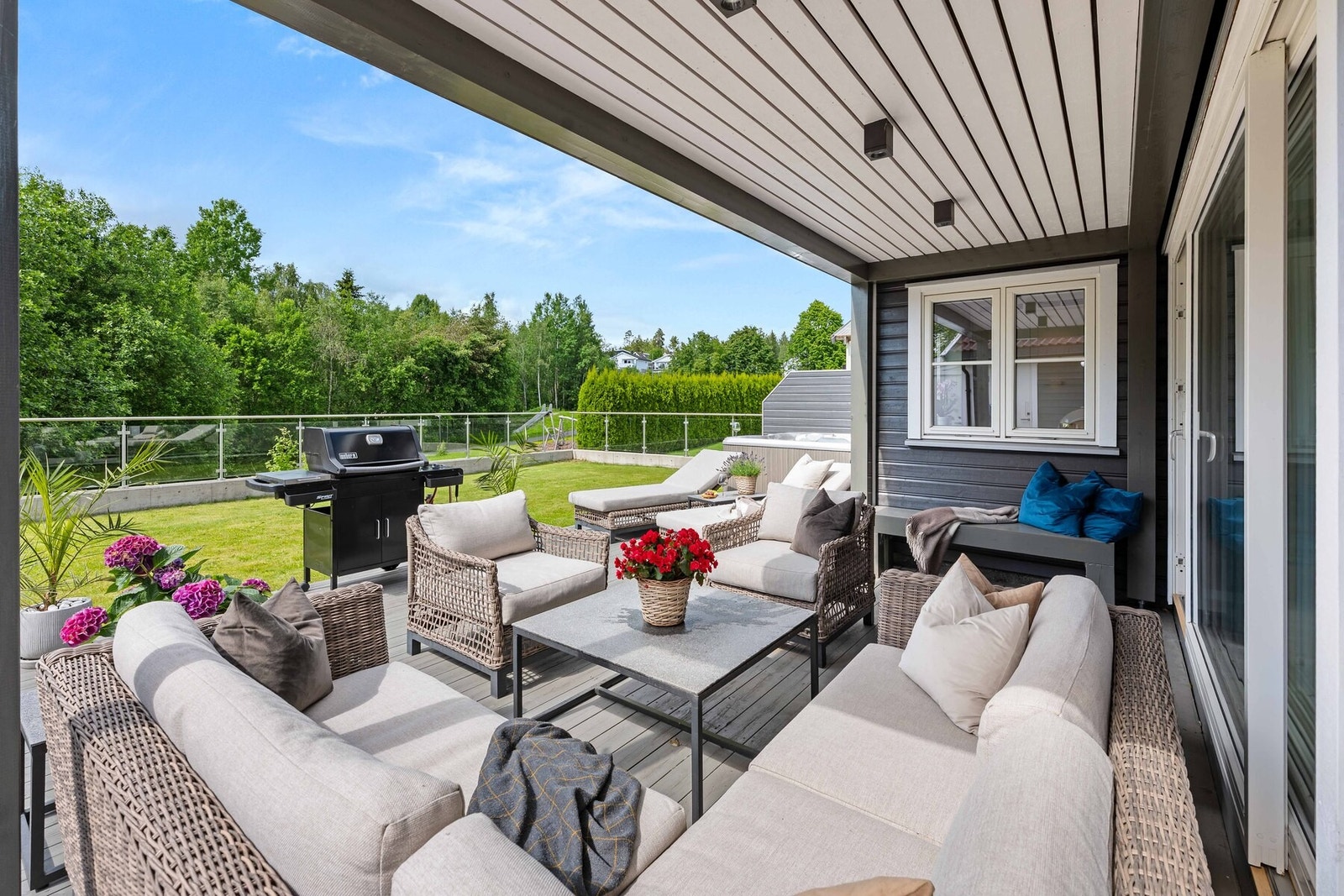 Boligen har en stor solrik uteplass med terrasse, balkong og en lekker gressplen. Perfekt for fine sommerdager! Galleribilde