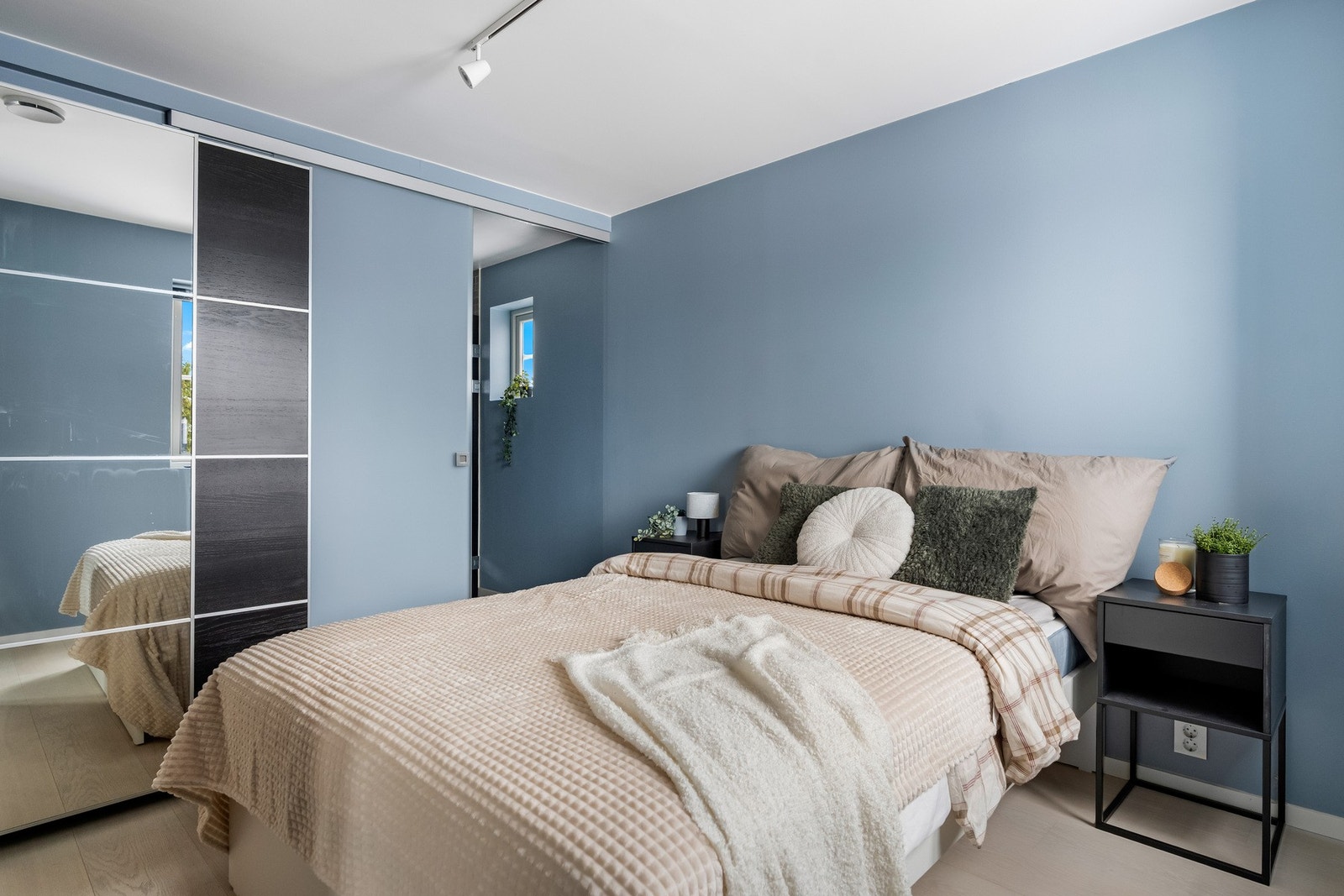 Store skyvedørsgarderober sørger for rikelig med oppbevaring, og rommet har direkte adkomst til bad. Galleribilde