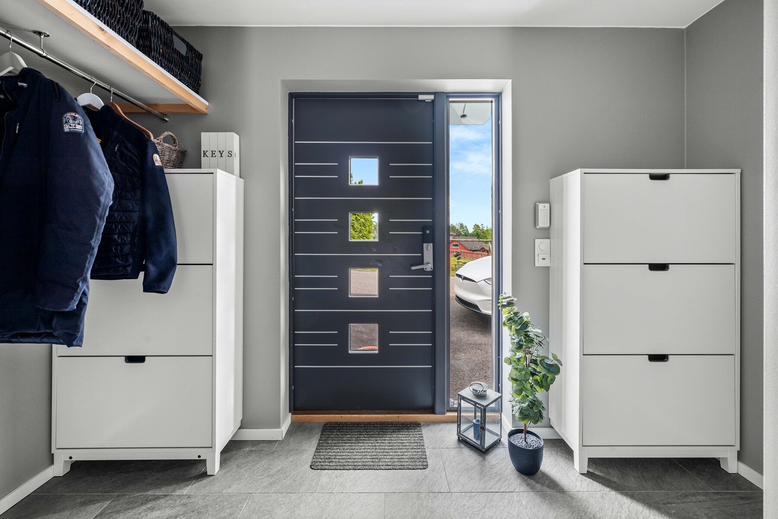 Innbydende inngangsparti med god plass til entrémøbel og oppbevaring av yttertøy. Galleribilde