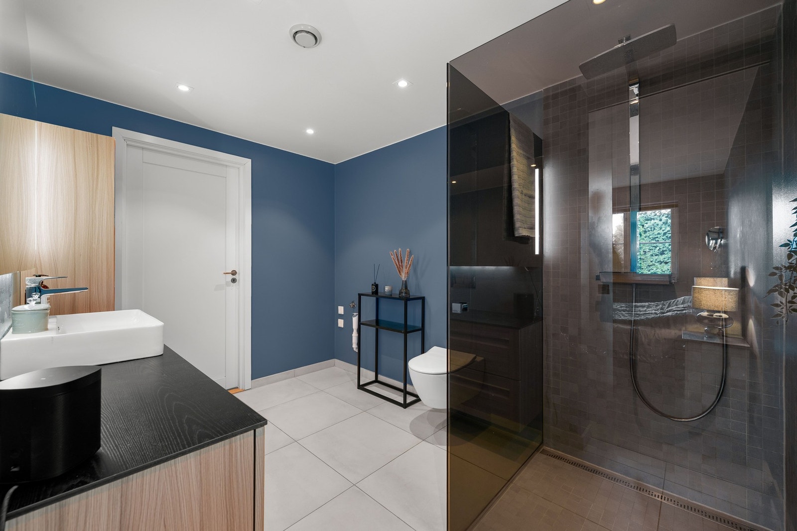 Det er god plass til oppbevaring av toalettsaker og tekstiler i skuffer og skap. Forresten så er det også to dører til badet, en fra stuen og en fra et av soverommene. Galleribilde