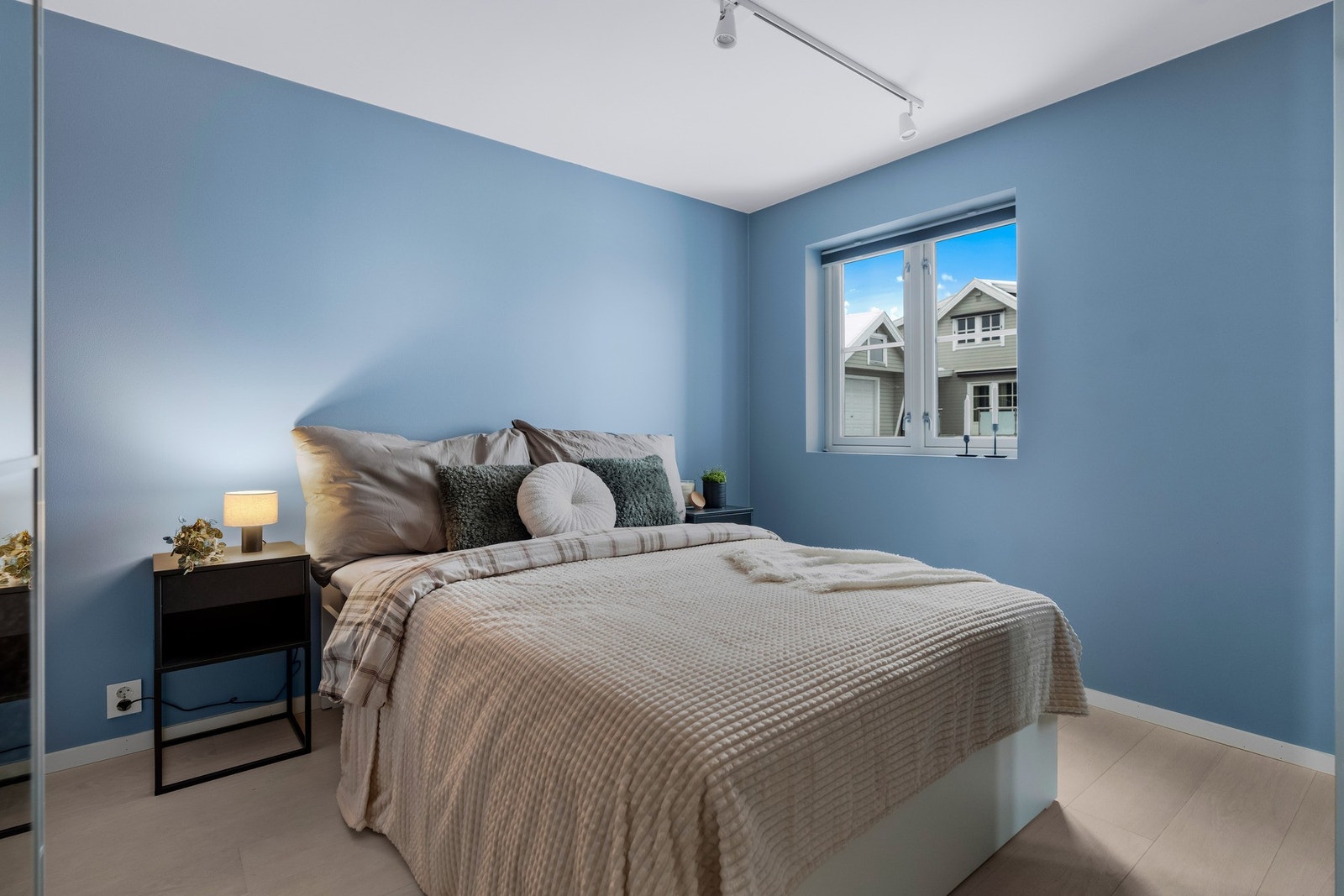 Romslig hovedsoverom med god plass til dobbeltseng og garderobe. Galleribilde