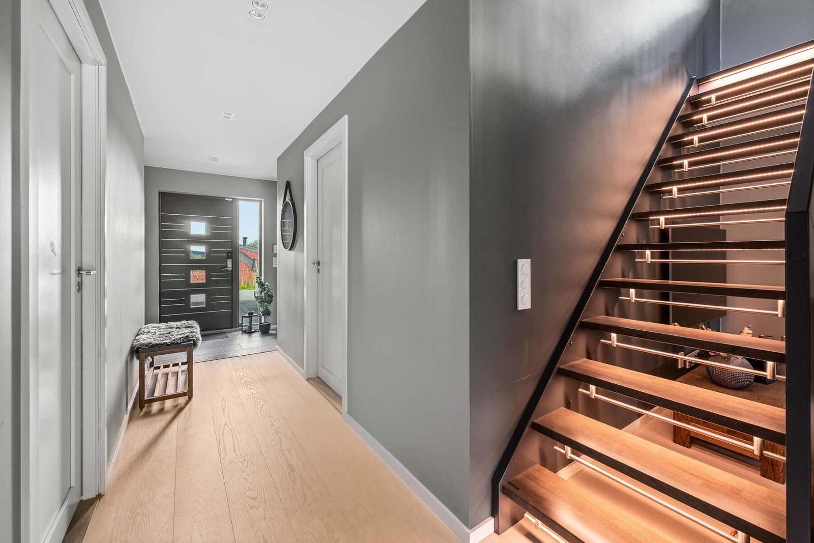 Boligen har balansert ventilasjon som bidrar til et godt inneklima. Boligen blir oppvarmet med elektrisitet og vedfyring. Galleribilde