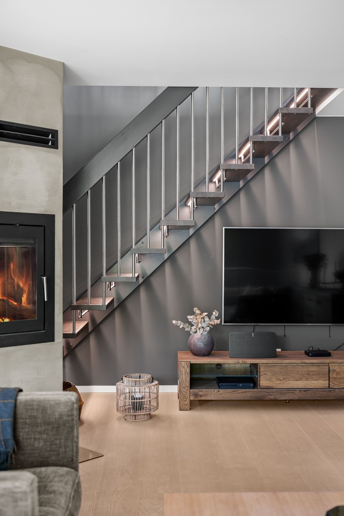 Denne stilige trappen med belysning gir stuen et moderne og urbant preg! Galleribilde