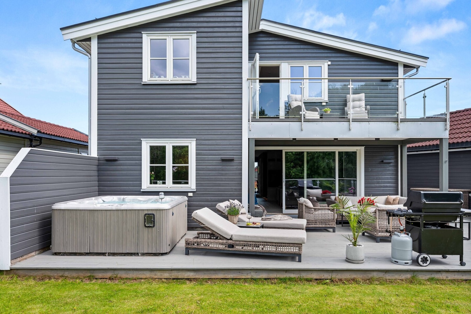 En lekker og moderne bolig som fikk en stor oppgradering i 2017 både ut- og innvendig! Galleribilde