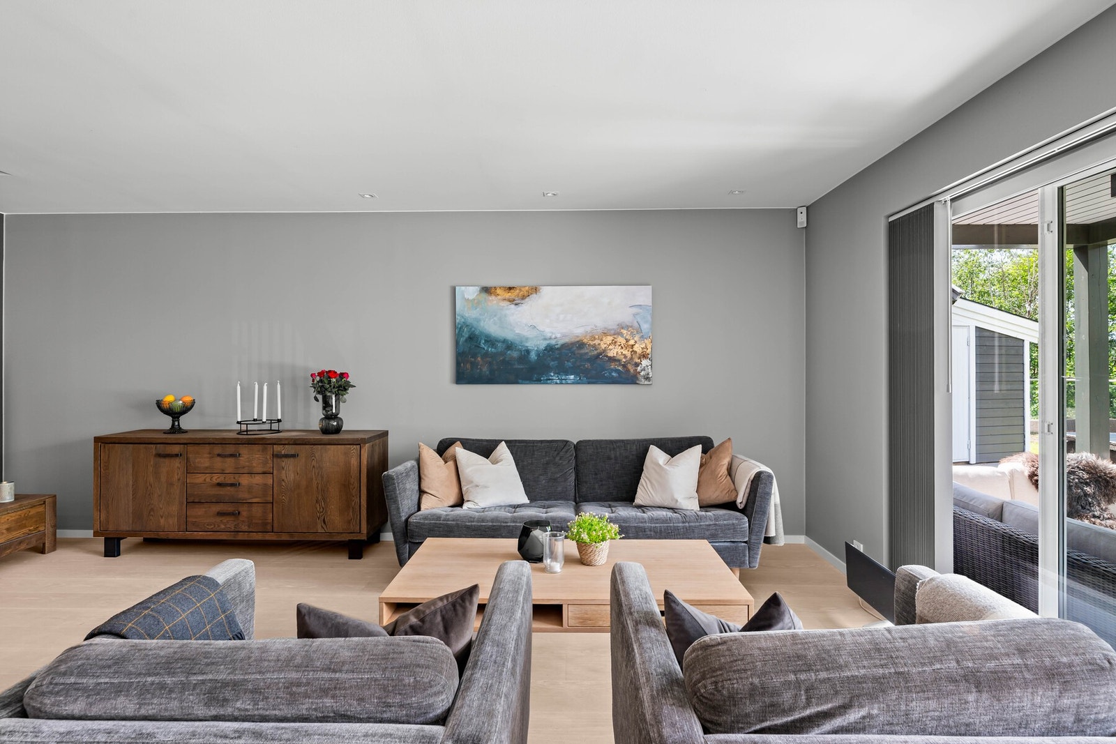 Stuen fremstår svært innbydende og moderne. Her er det rene veggoverflater og gulvet er av parkett. Galleribilde