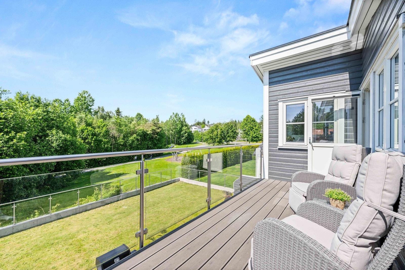 Fra stuen i 2.etasje kommer du ut til balkongen på 10 kvm. Galleribilde