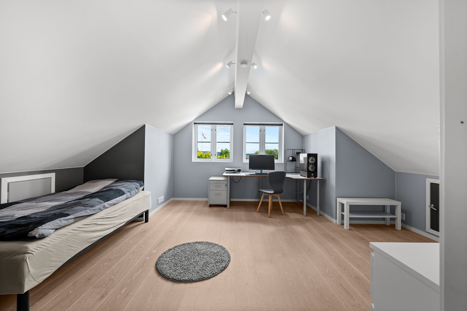 Vindusflatene slipper inn godt med lysinnslipp og gir rommet en luftig følelse. Galleribilde