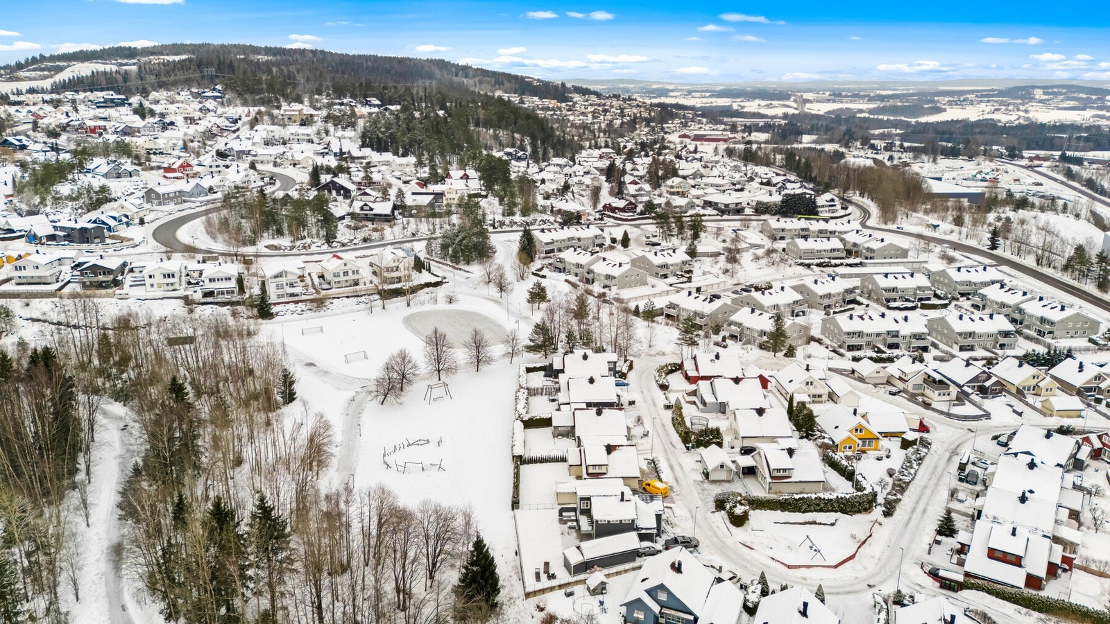 Eiendommen har en attraktiv beliggenhet på Skedsmokorset, med nærhet til både grønne omgivelser og byliv. Området byr på gode friluftsmuligheter, med Vardeåsen lekeplass like i nærheten og kort gangavstand til Vardeåsen Nærmiljøsenter. Galleribilde