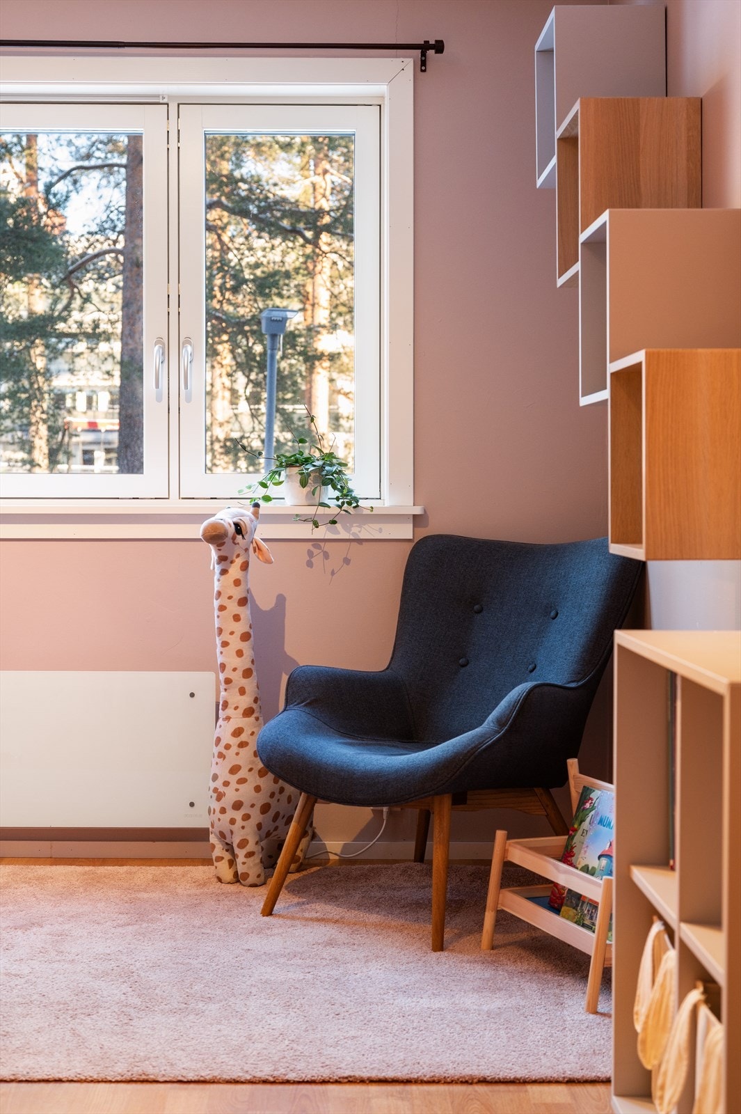 Vinduet gir utsyn mot grønne fellesarealer. Galleribilde