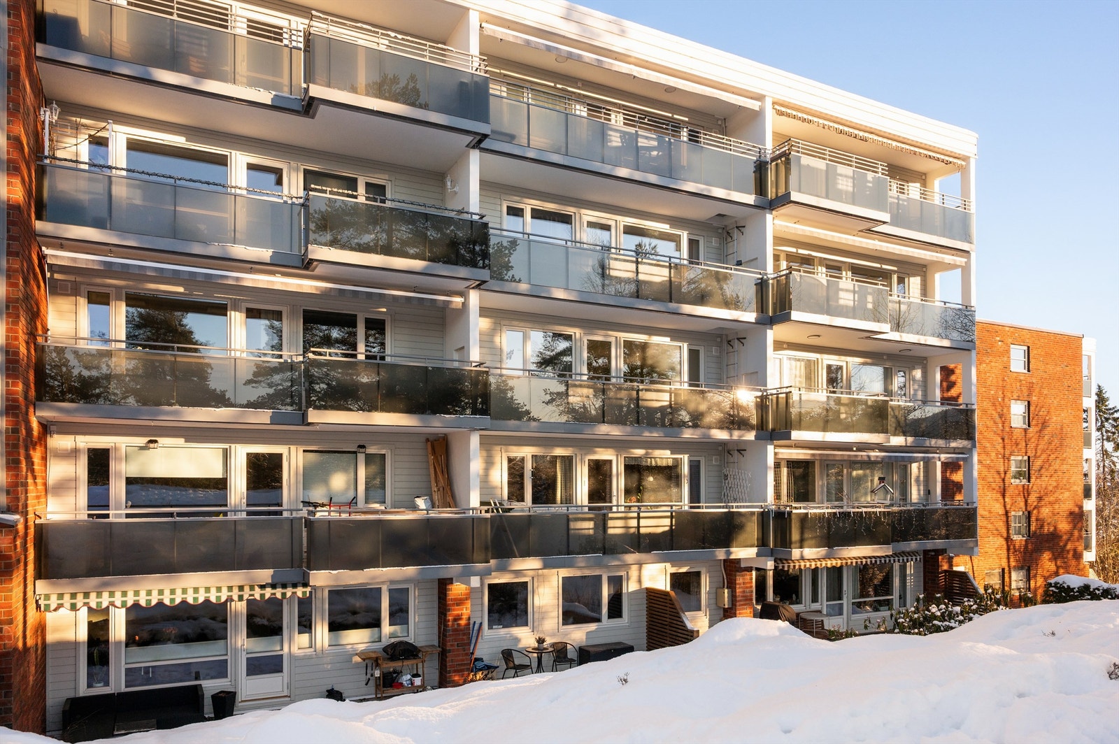 Leiligheten er en endeleilighet, og balkongene ble rehabilitert i 2024. Galleribilde