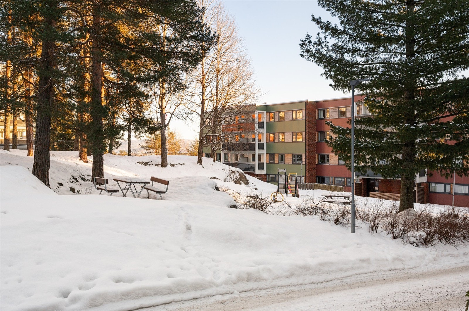 Eiendommen ligger i et rolig og etablert boligområde med store, åpne grøntområder. Galleribilde