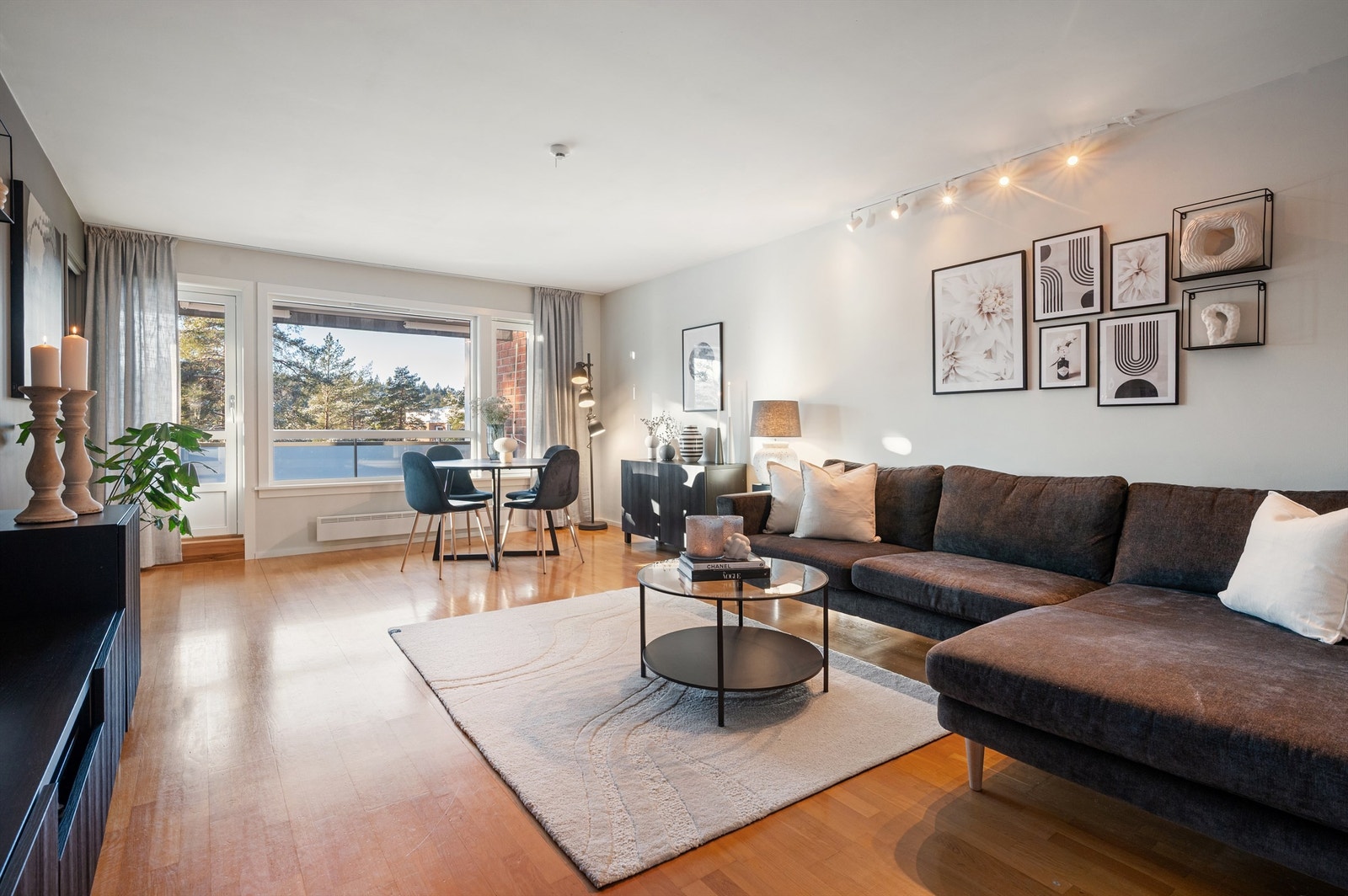 Morten Frølich v/Krogsveen Hasle har gleden av å presentere Edvard Munchs vei 83-en romslig og gjennomgående 4-roms leilighet på 98 m² med lyse rom og praktisk planløsning. Foto: Peter Futo / Cool Pics AS Galleribilde