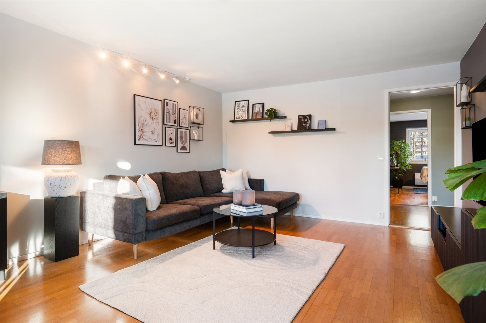 Stuen er svært romslig og lett å innrede, her er det god plass til både sofagruppe og spisebord. Galleribilde