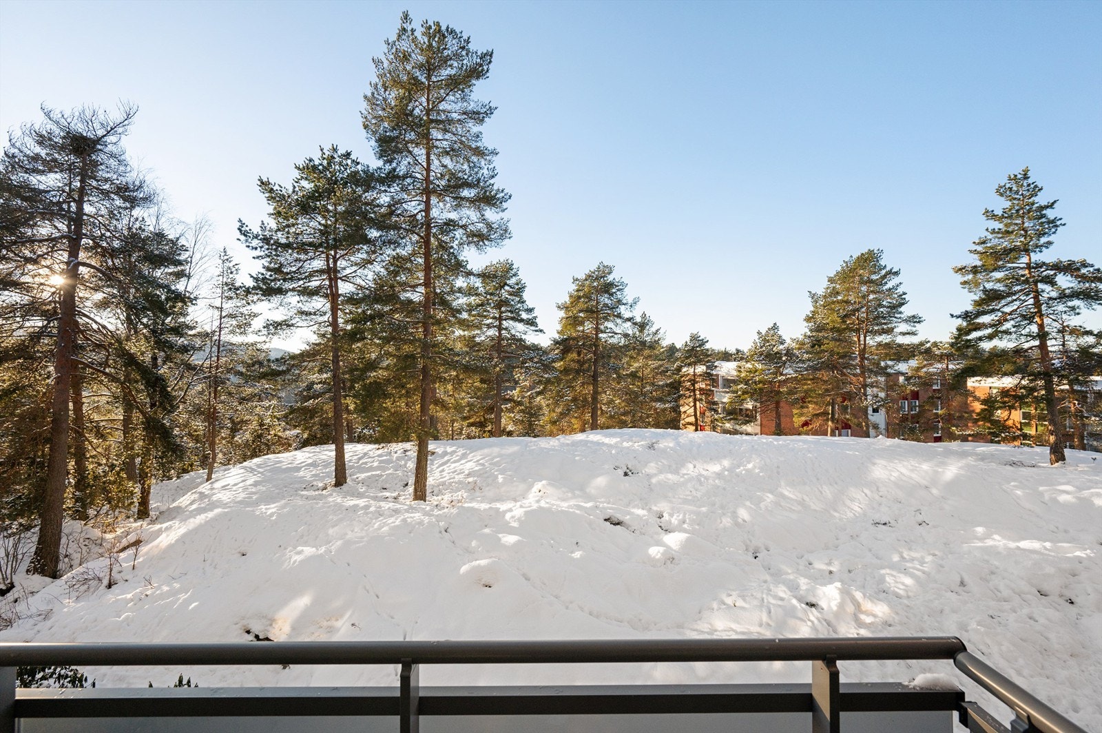 Beliggenheten er skjermet og idyllisk, omkranset av trær og naturskjønne omgivelser. Galleribilde