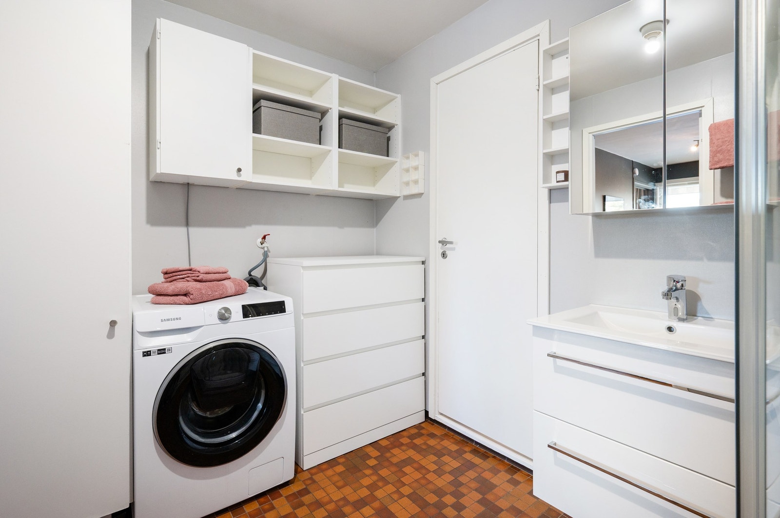 Servantinnredningen med underskap, overskap og blandebatteri ble installert i 2021. Galleribilde