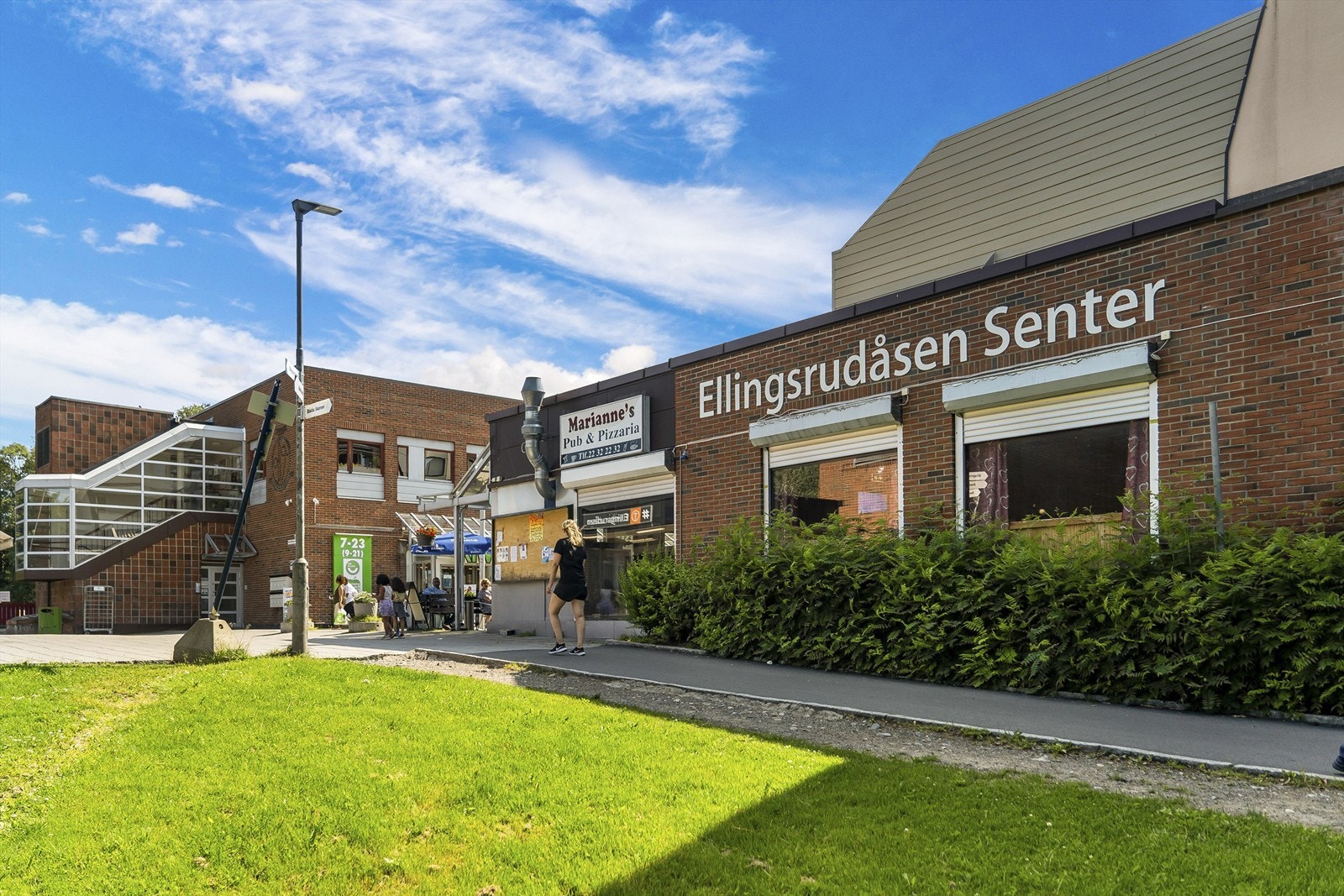 Det er et bredt og aktivt fritidstilbud i nærområdet, med blant annet Ellingsrud idrettsanlegg. Galleribilde