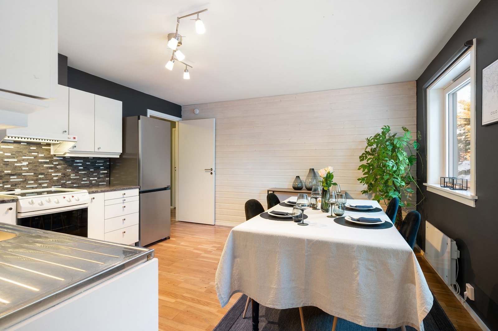 Kjøleskap og oppvaskmaskin medfølger handelen. Galleribilde