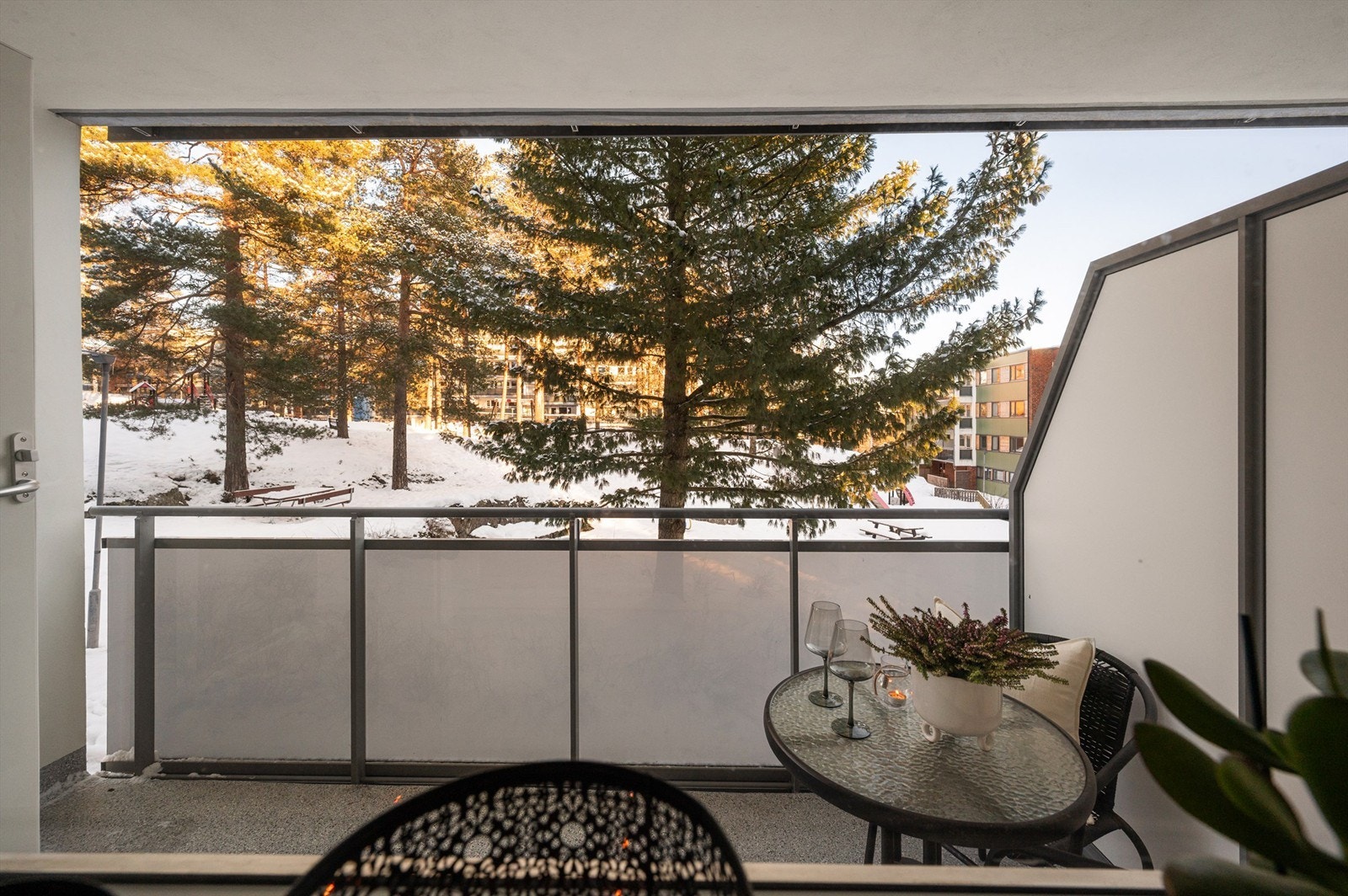 En fin uteplass med plass til en liten sittegruppe. Galleribilde