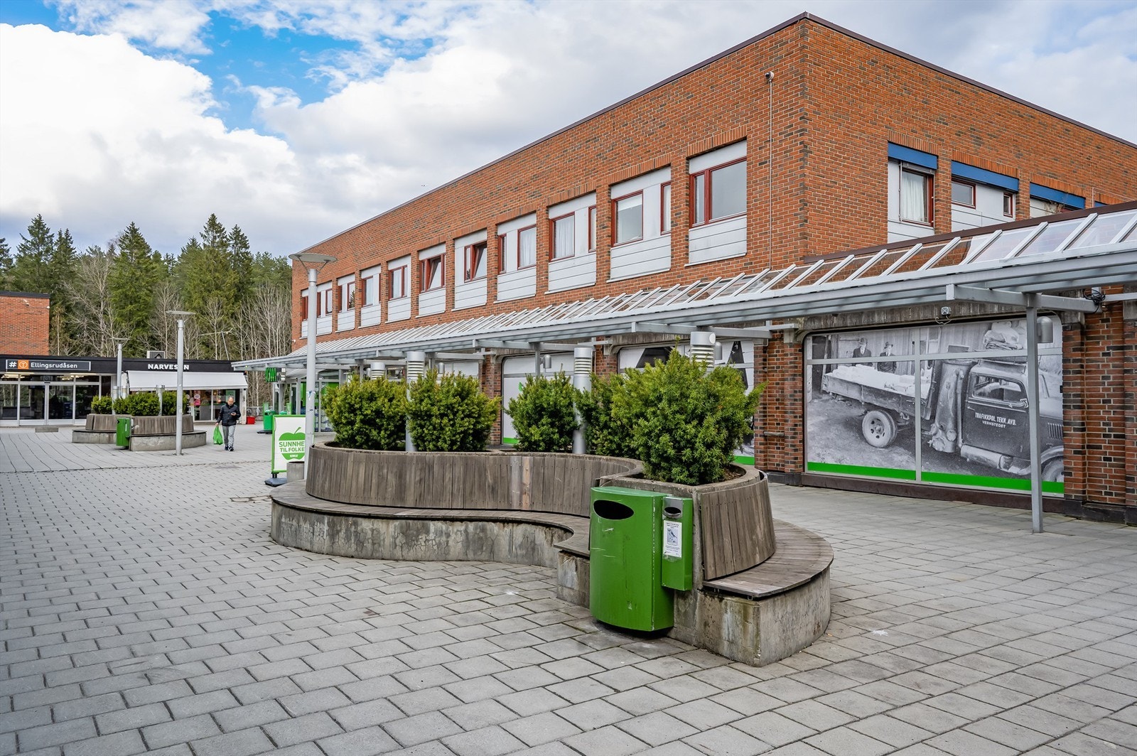 Ellingsrud Senter og Furuset Senter ligger en kort kjøretur unna for et utvidet servicetilbud. Galleribilde