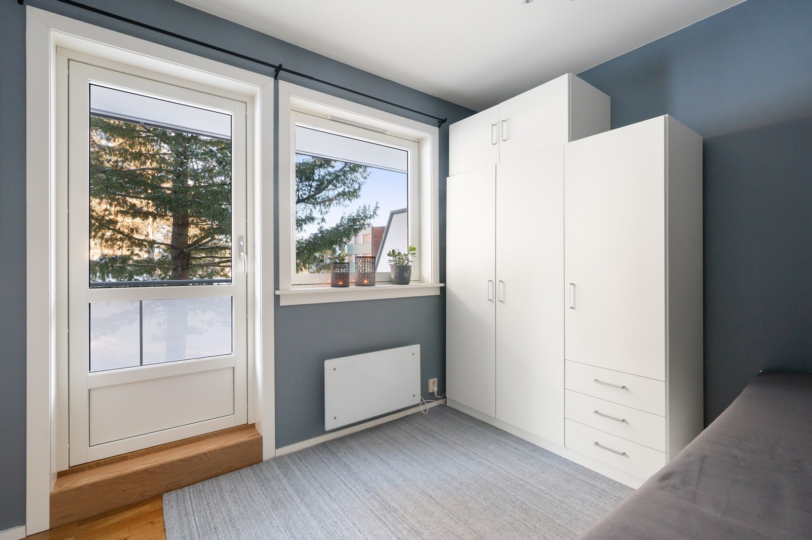 Balkongdøren og vinduet er nye fra 2024, og gir godt med lys. Galleribilde