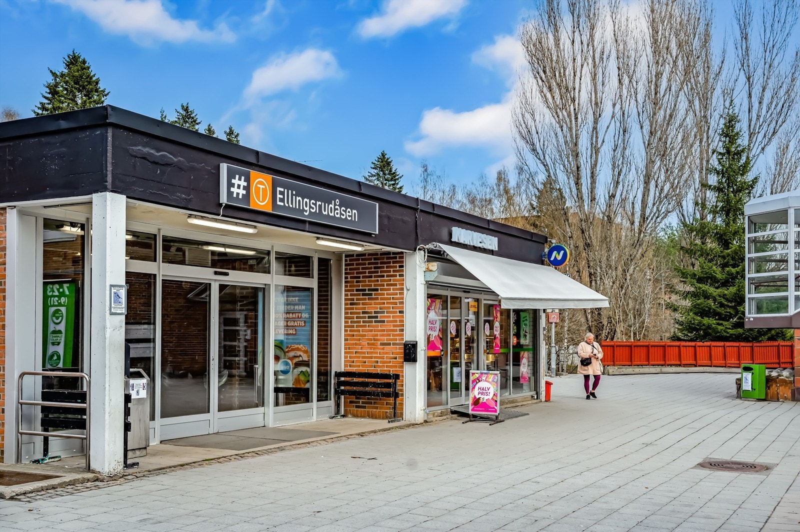 Kollektivtilbudet er godt, med Ellingsrudåsen T-banestasjon kun 5 minutters gange unna. Galleribilde