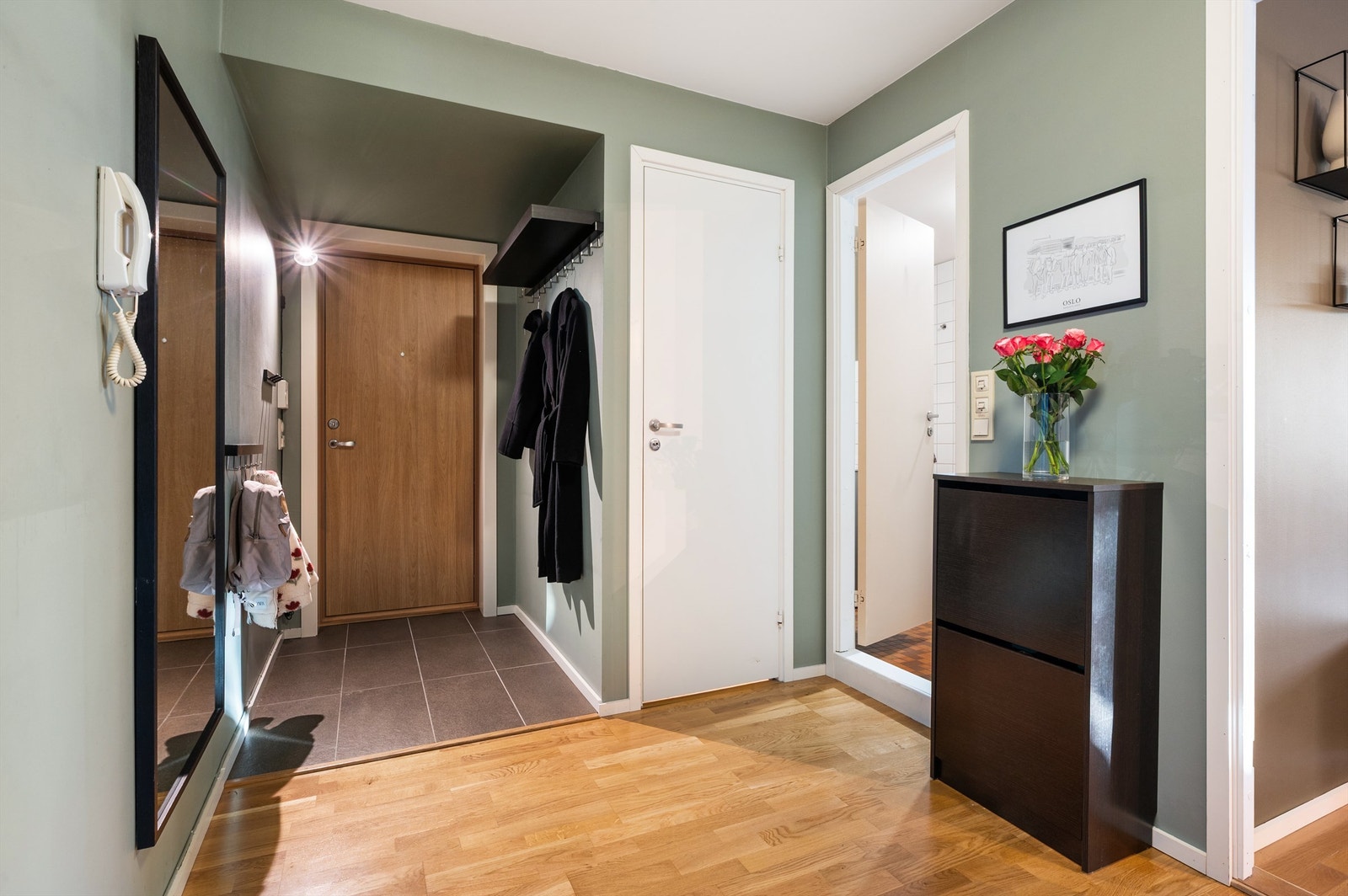 Innbydende entré med lyd- og brannklassifisert ytterdør. Galleribilde