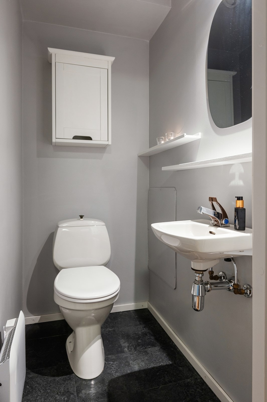 Leiligheten har et praktisk, separat toalettrom med servant. Galleribilde