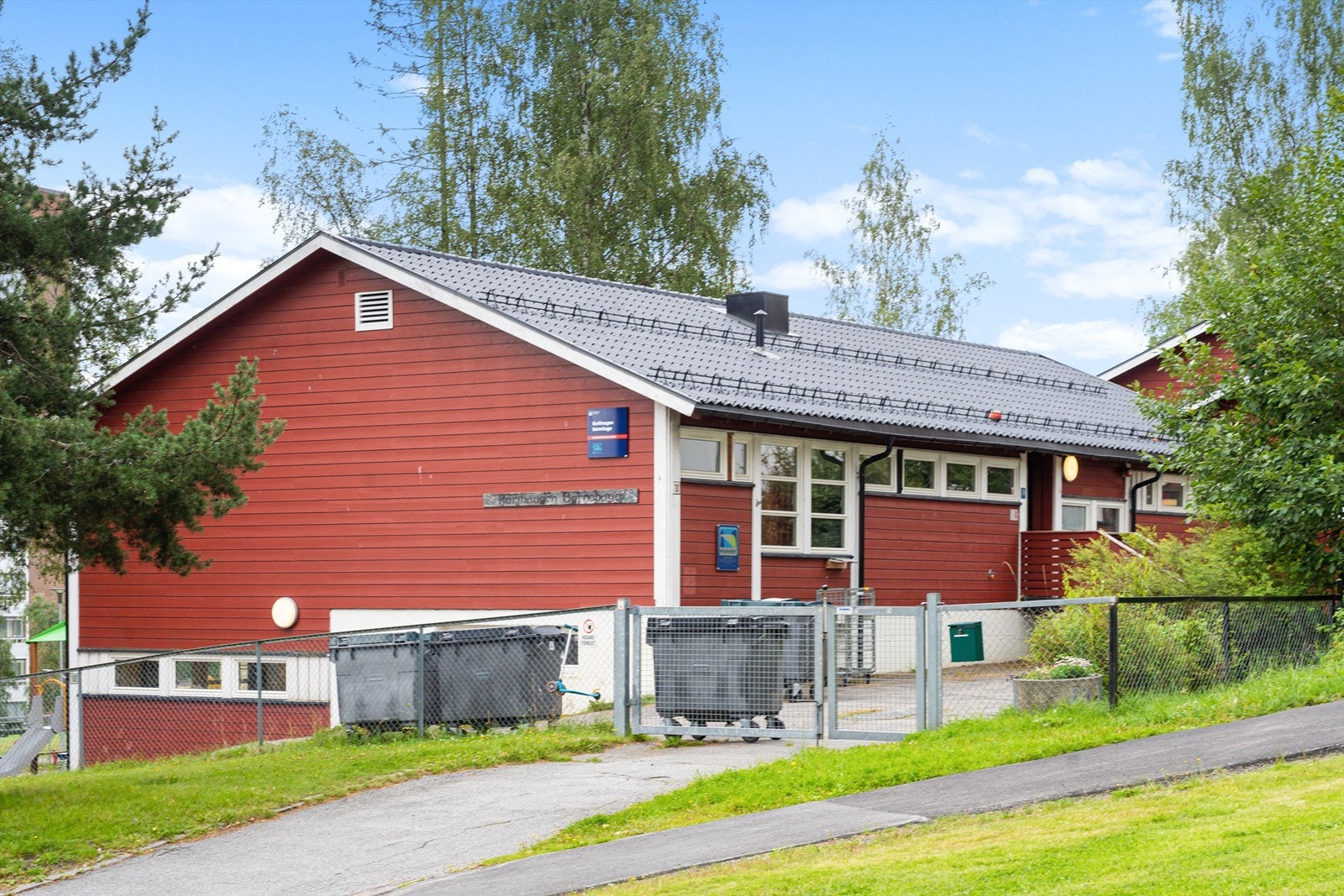 Det er korte og oversiktlige skoleveier, med flere skoler og barnehager i nabolaget. Galleribilde