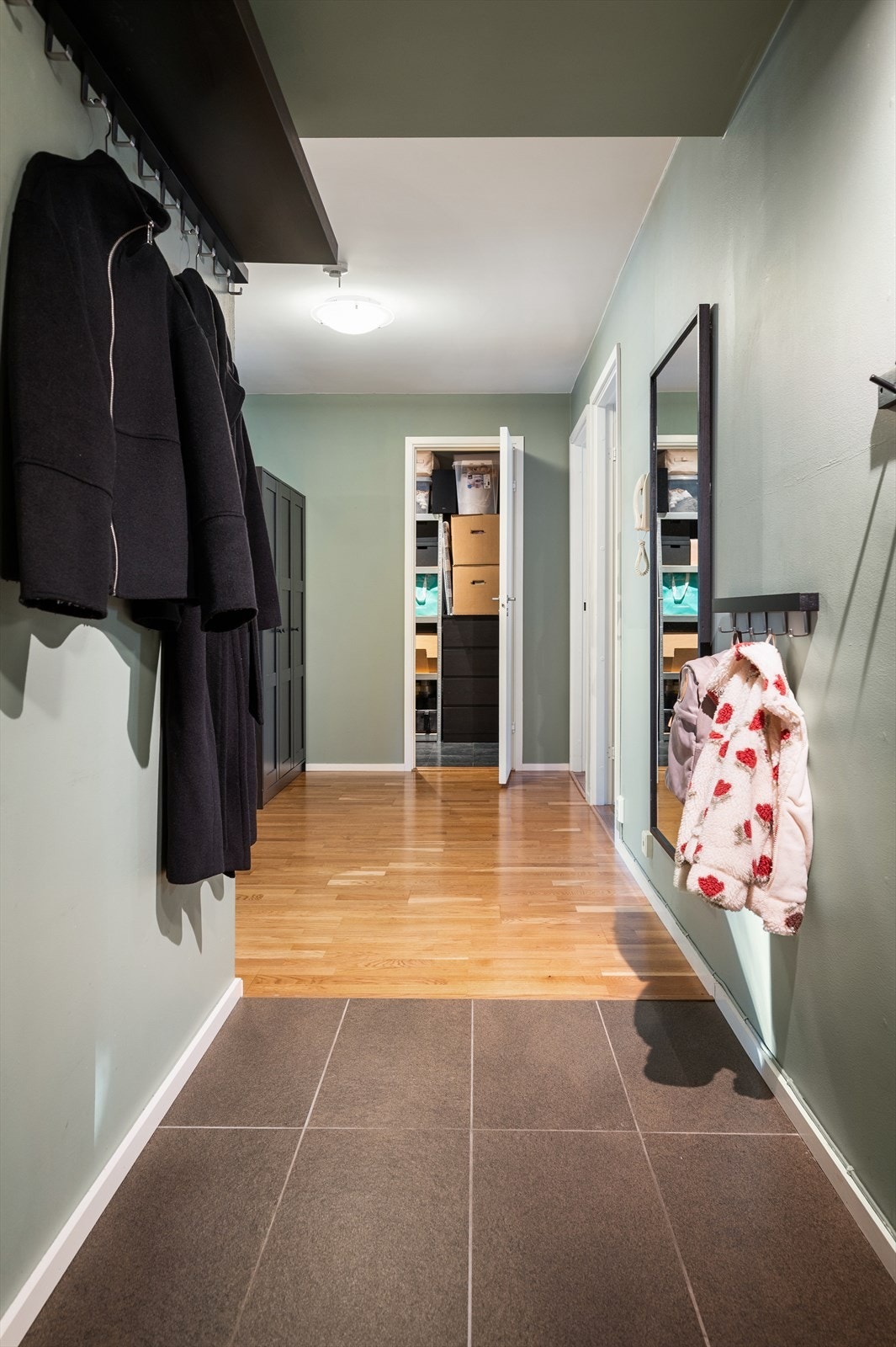 Den flislagte delen av gangen har elektrisk gulvvarme for ekstra komfort. Galleribilde