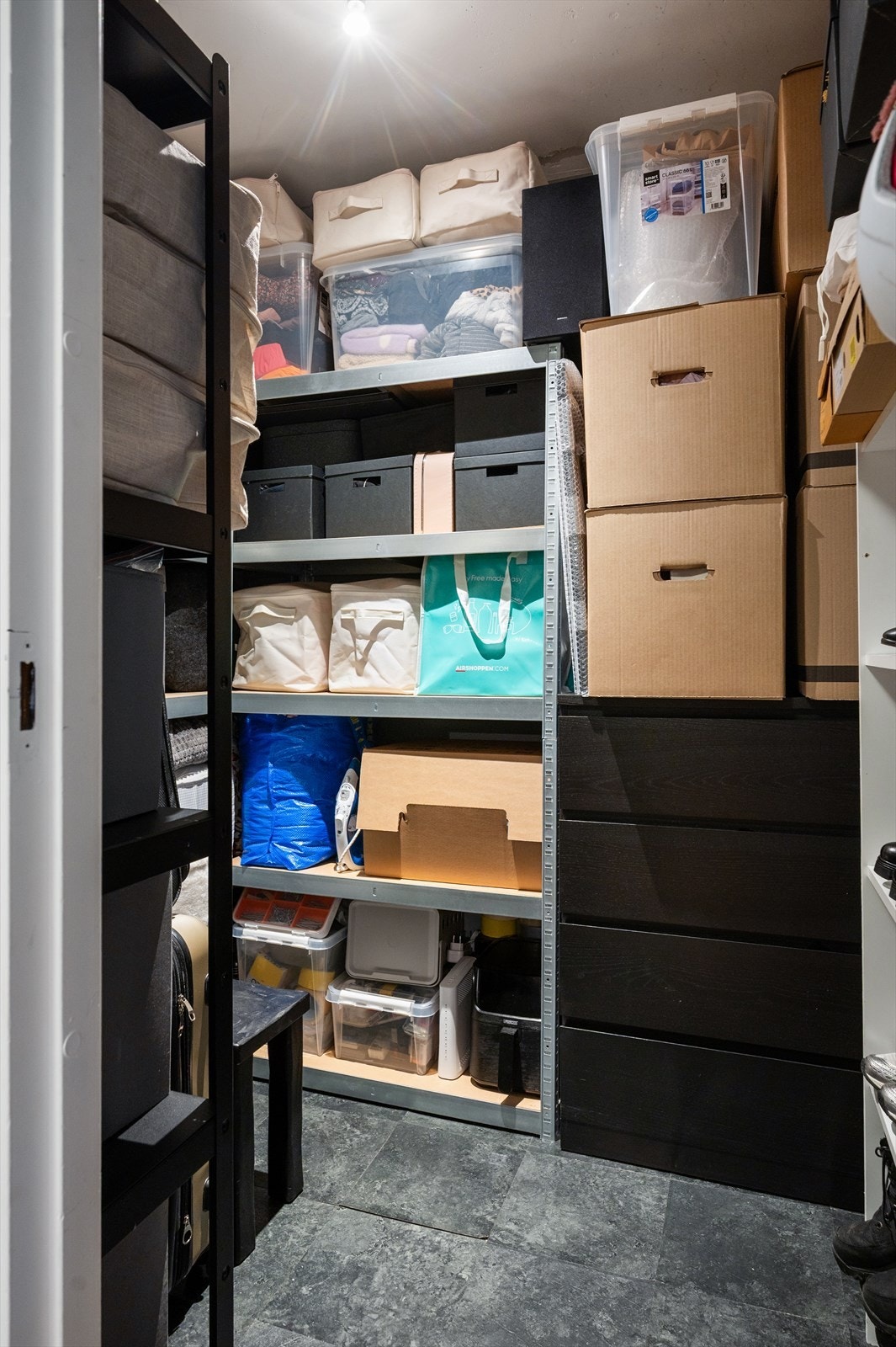 Leiligheten har en praktisk innvendig bod, i tillegg til en kjellerbod på 4 m². Galleribilde