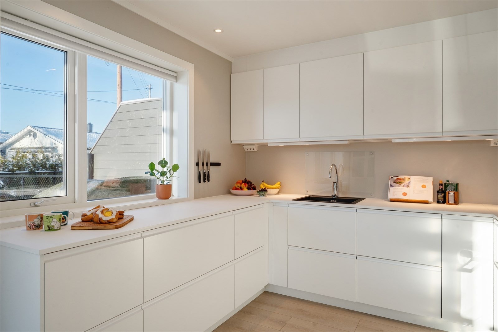 Balansert ventilasjon sikrer et godt inneklima. Downlights i himling sikrer god belysning. Galleribilde