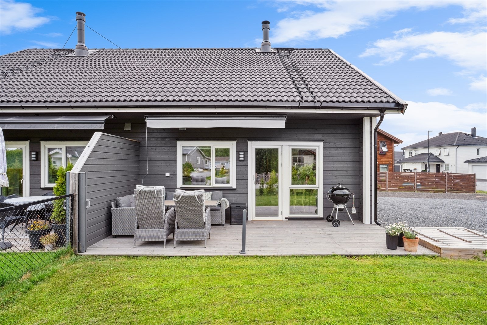 Fra stuen har man utgang til terrasse på ca. 18,8 kvm. Her er det god boltreplass for store og små. Galleribilde