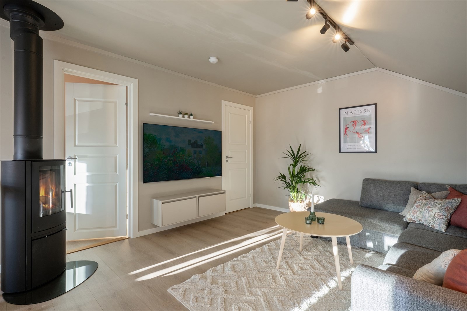 Vedovnen i stuen i loftetasjen sørger for god og behagelig varme på kjøligere dager. Galleribilde