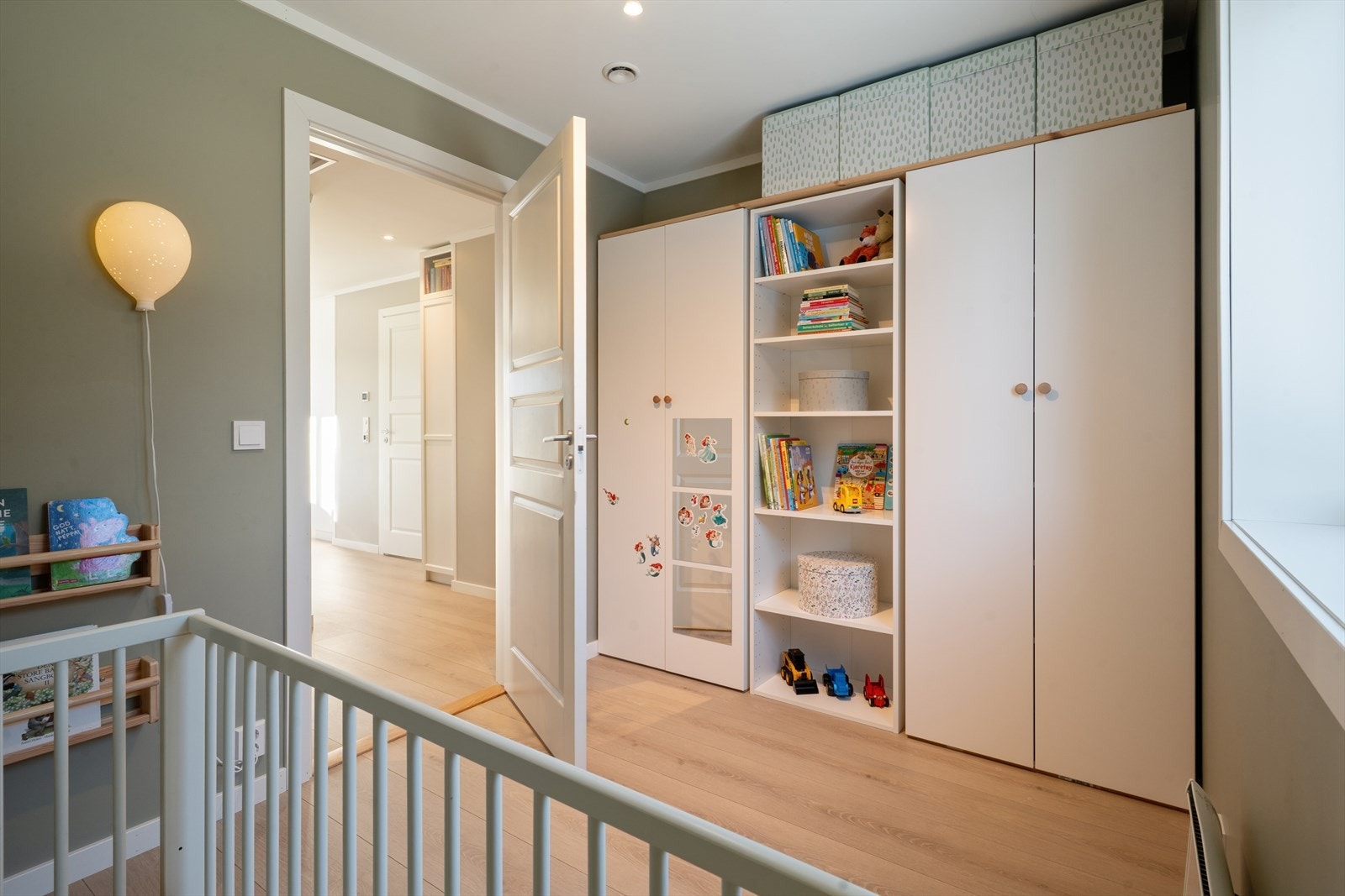 Effektiv garderobeløsning gir god oppbevaringsplass. Galleribilde