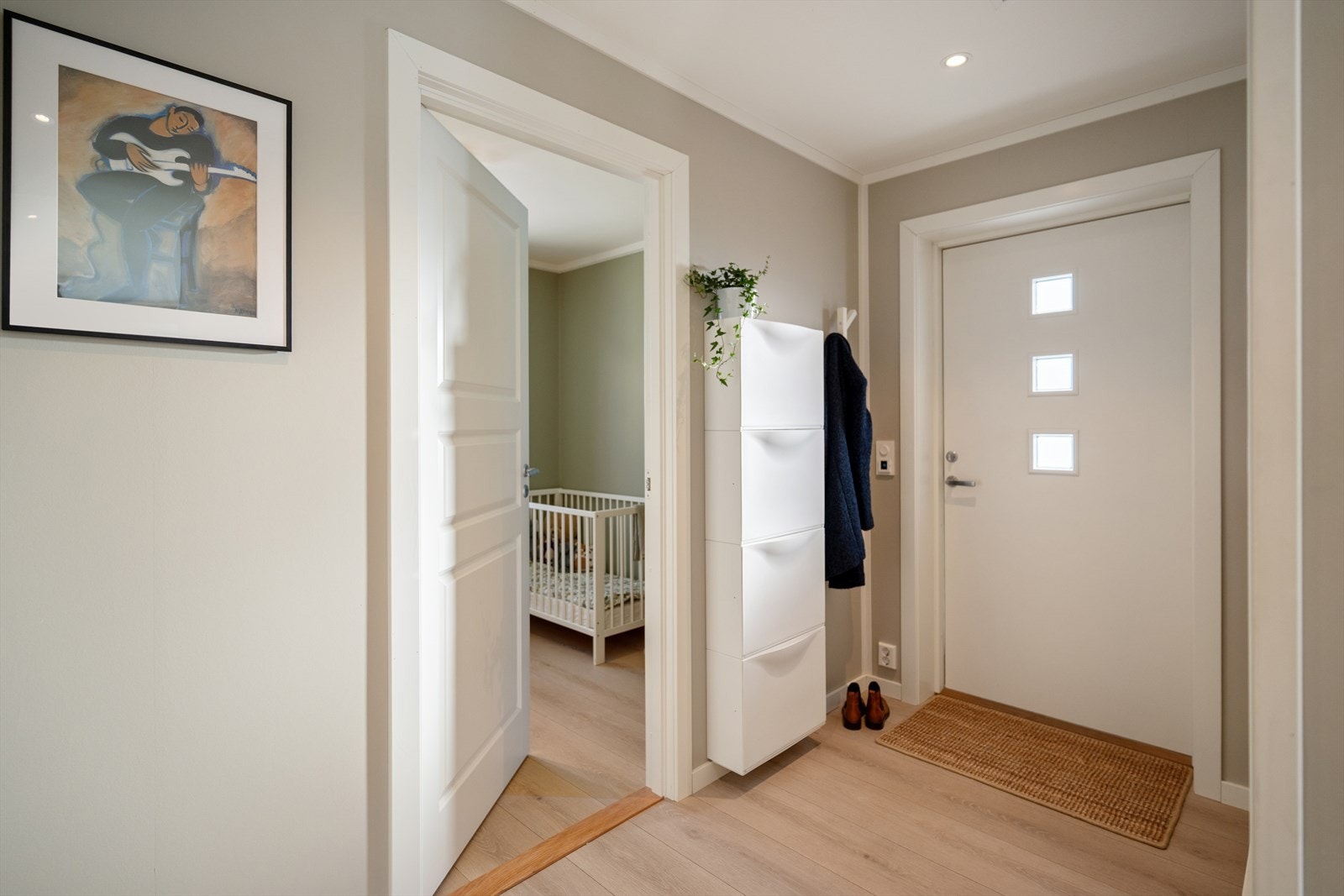 Entréen har praktisk plass til sko og yttertøy. Galleribilde