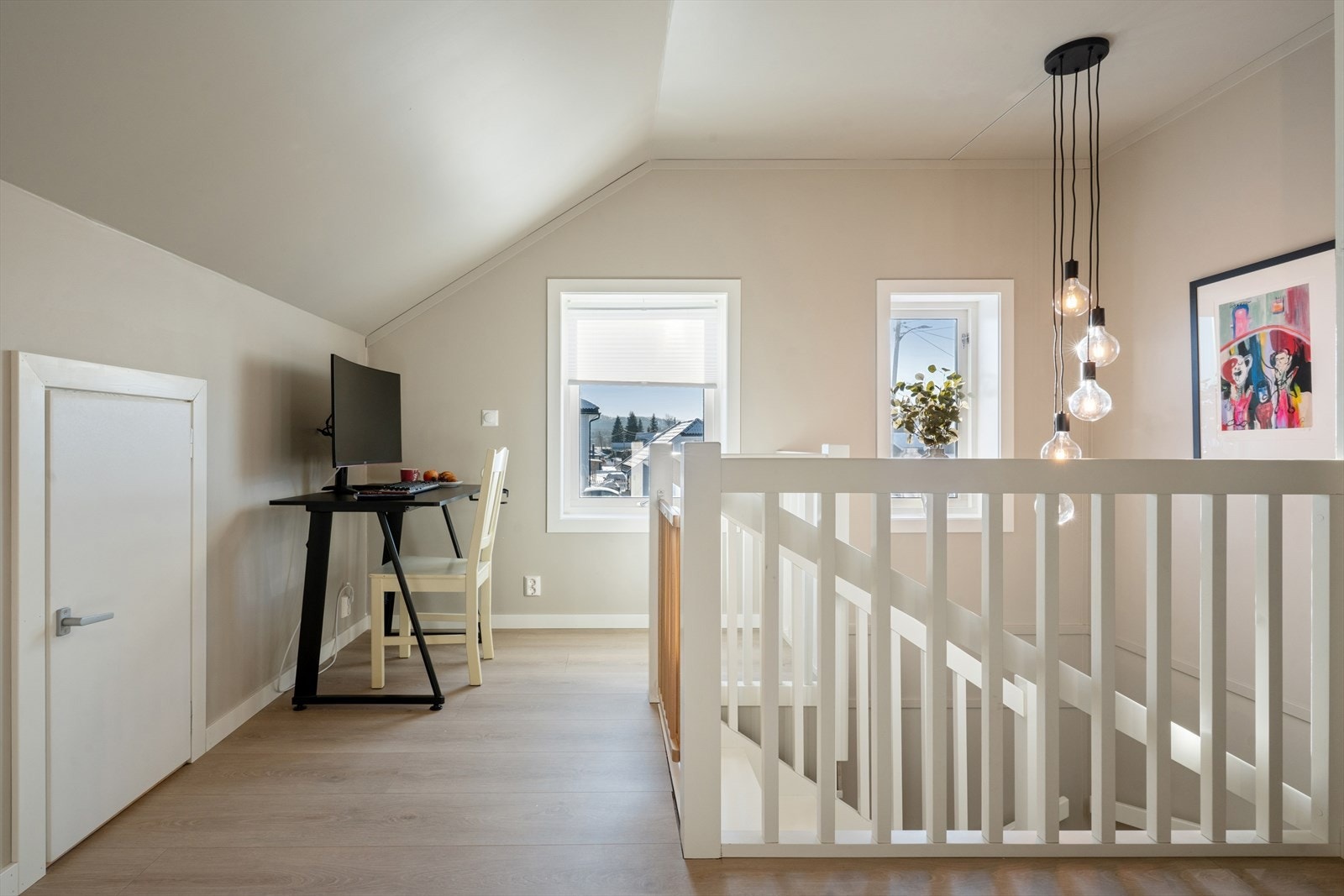 Plass til skrivebord ved vinduet gir et lyst arbeidsområde. Galleribilde