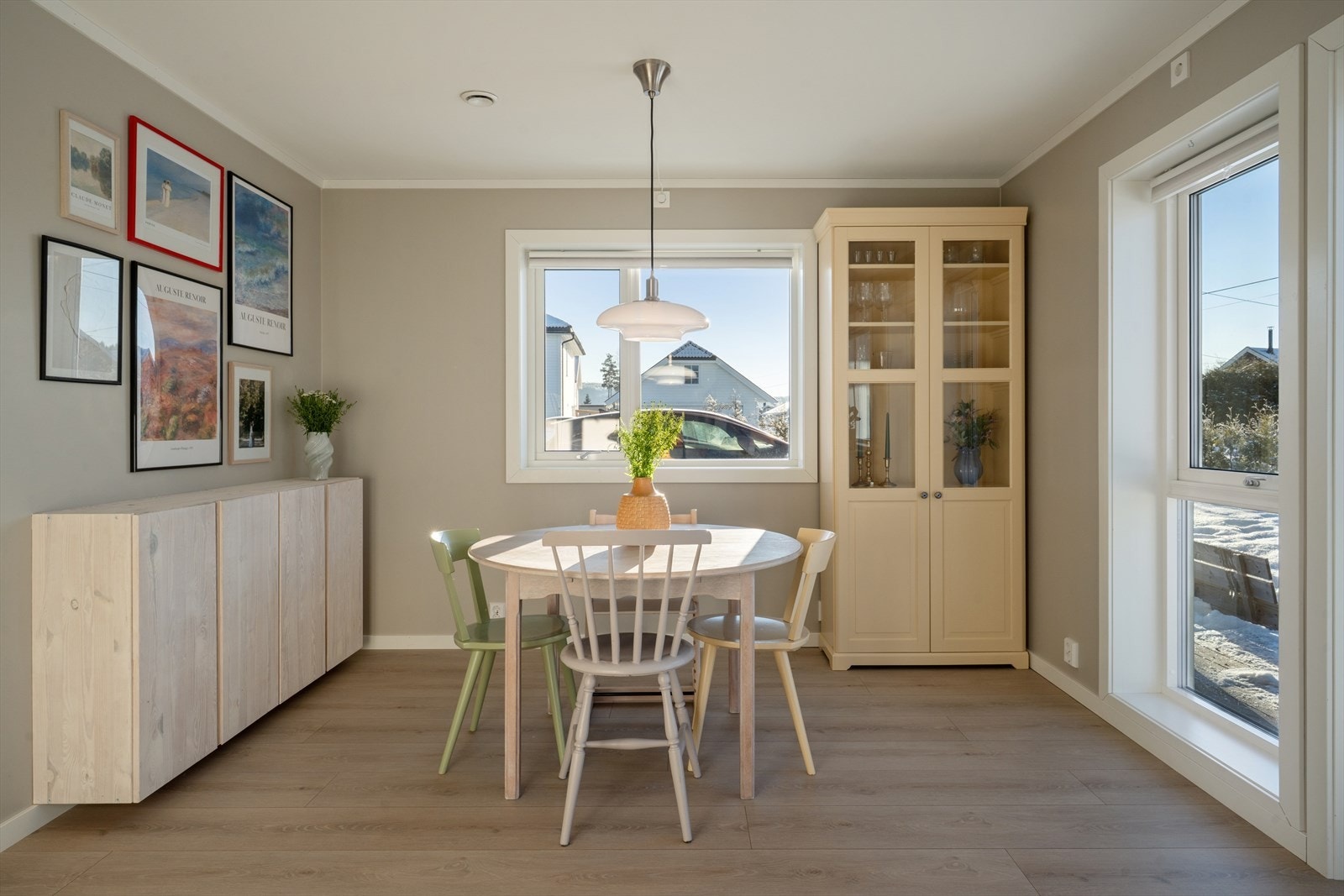 Rommet er malt i en moderne og behagelig fargetone som skaper en lun og hyggelig atmosfære. Galleribilde