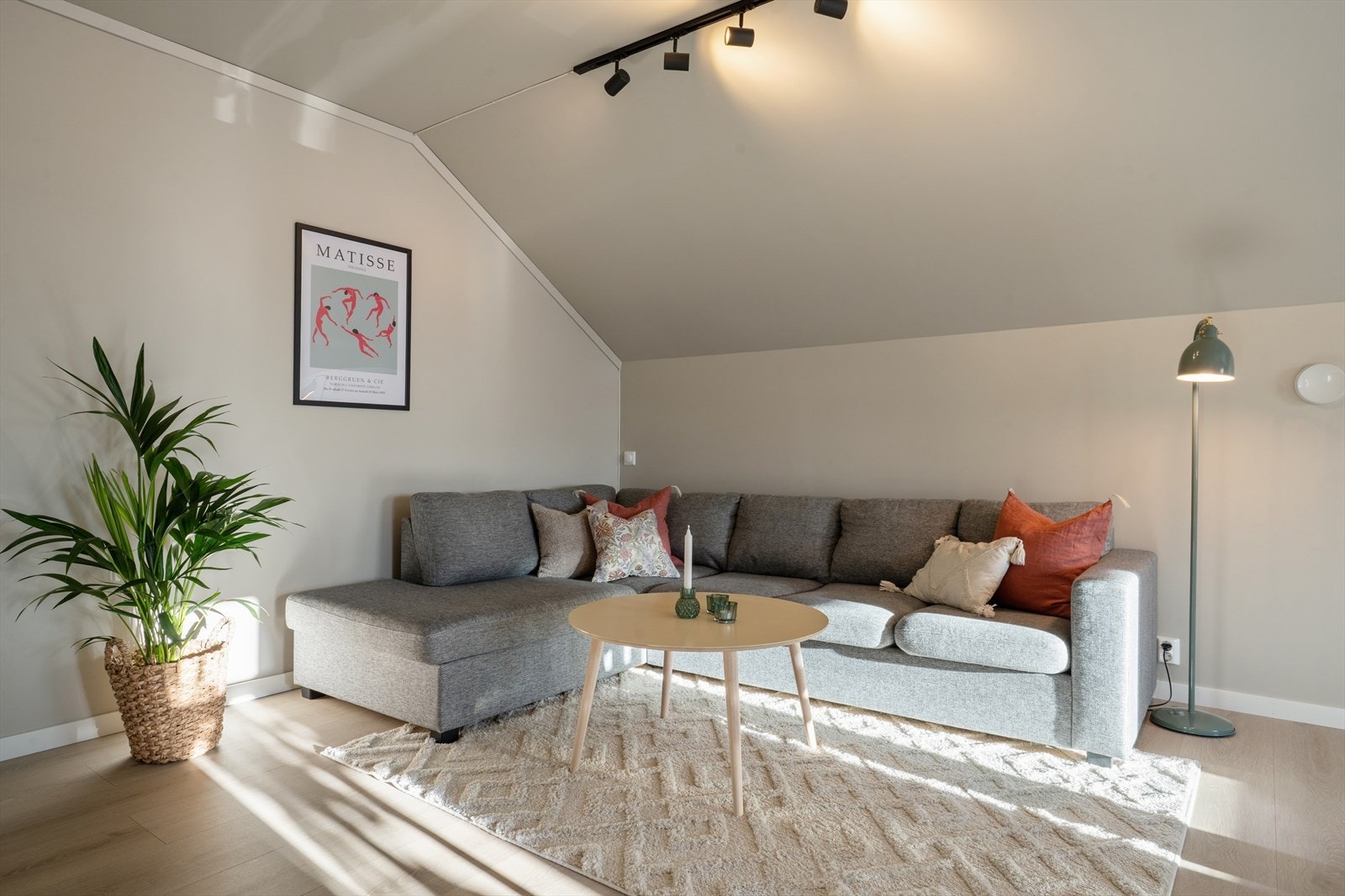 God plass til sofagruppe gjør rommet til en innbydende og sosial samlingssone. Galleribilde