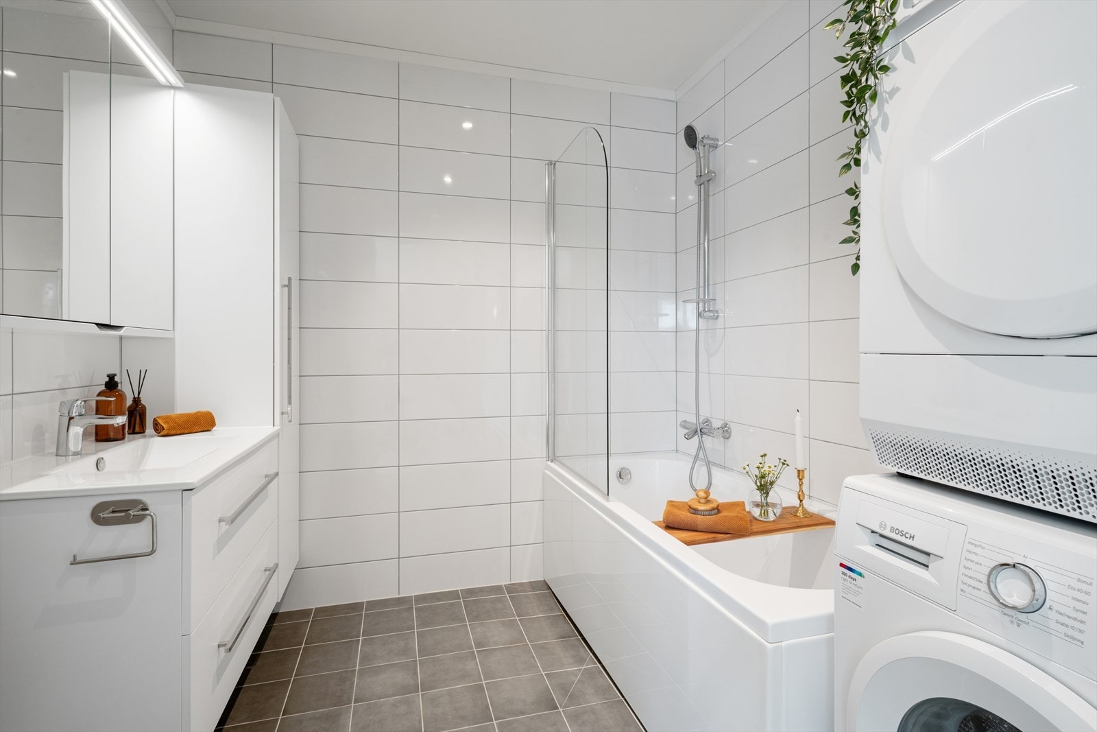 Flislagte vegger og gulv kombinert med elektriske varmekabler skaper et behagelig og komfortabelt bademiljø. Galleribilde