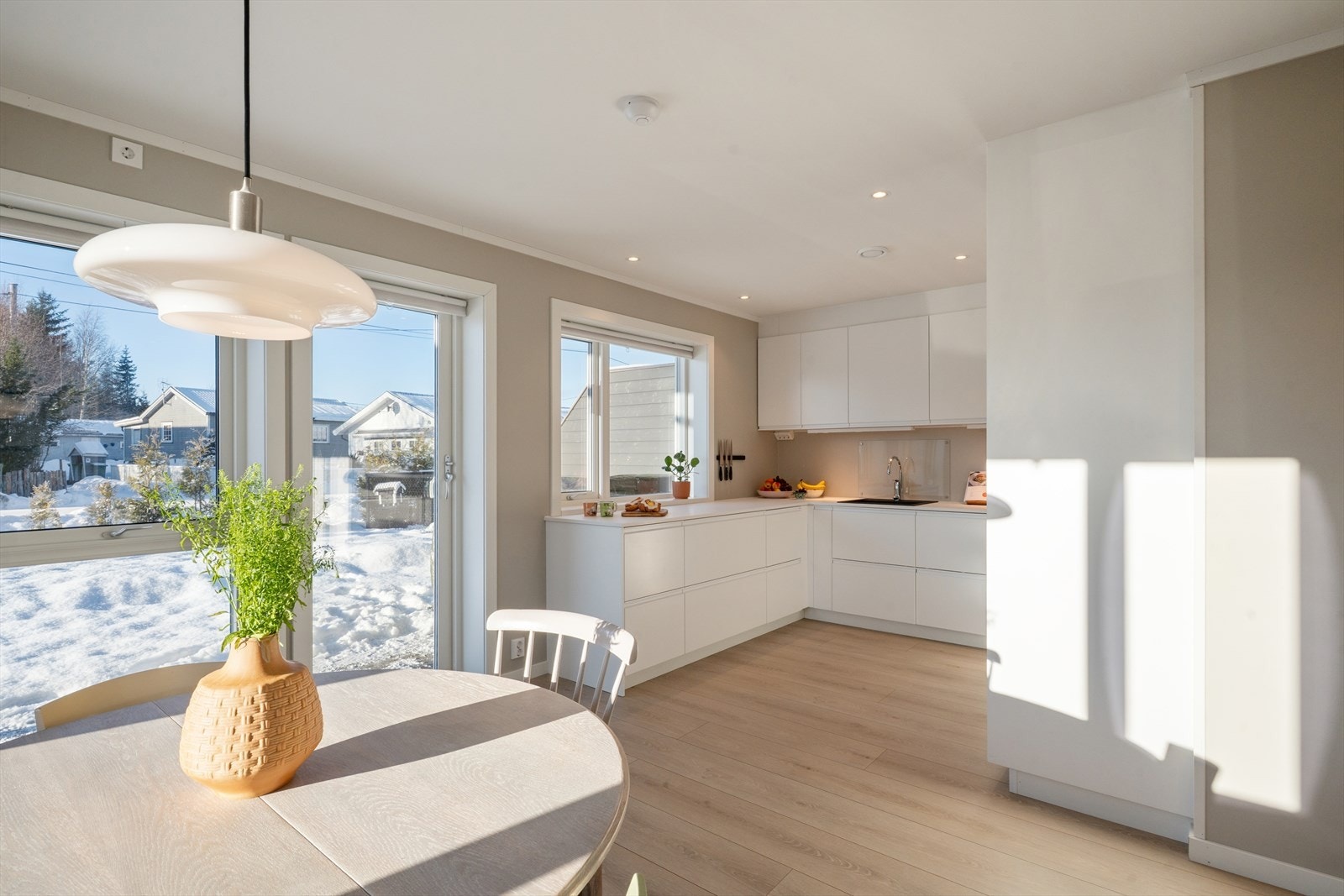 Store vindusflater gir godt med naturlig lys inn til kjøkkenet. Galleribilde