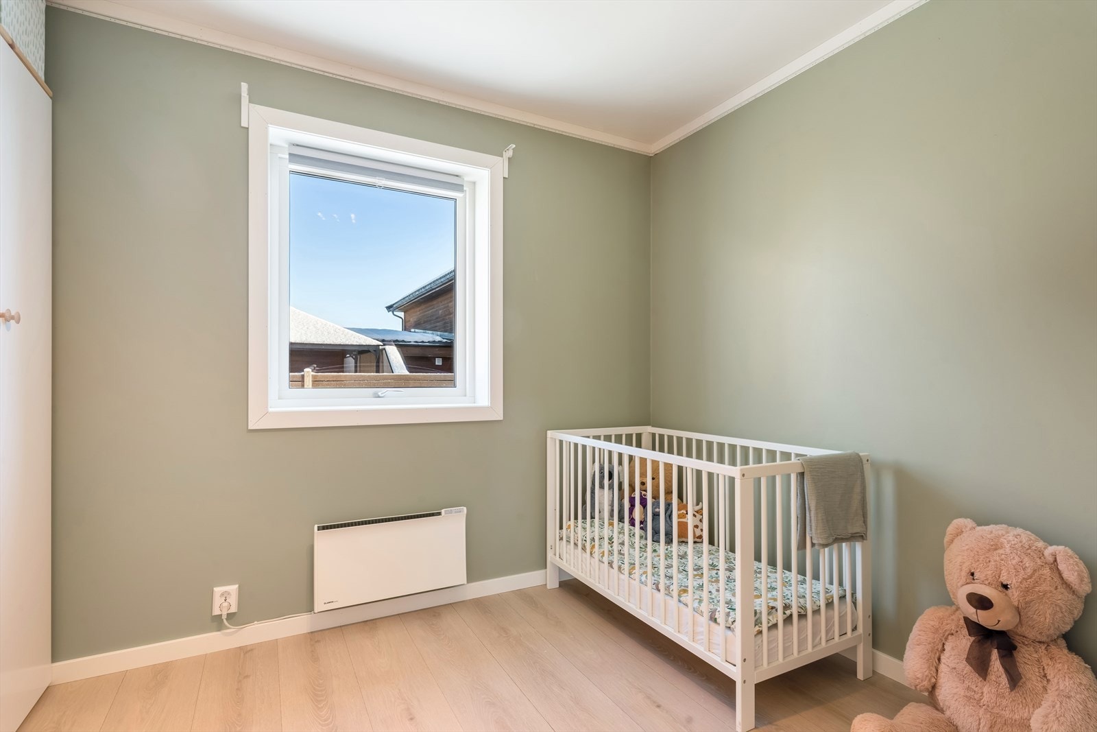 Lyst soverom med malte vegger og laminatgulv gir et moderne preg. Det er god plass til seng, garderobeløsning og annet ønskelig møblement. Galleribilde