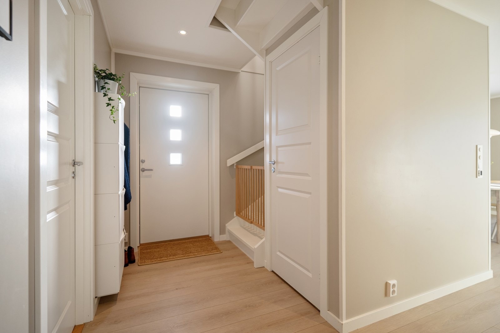 Hyggelig entré med downlights i himling. Galleribilde