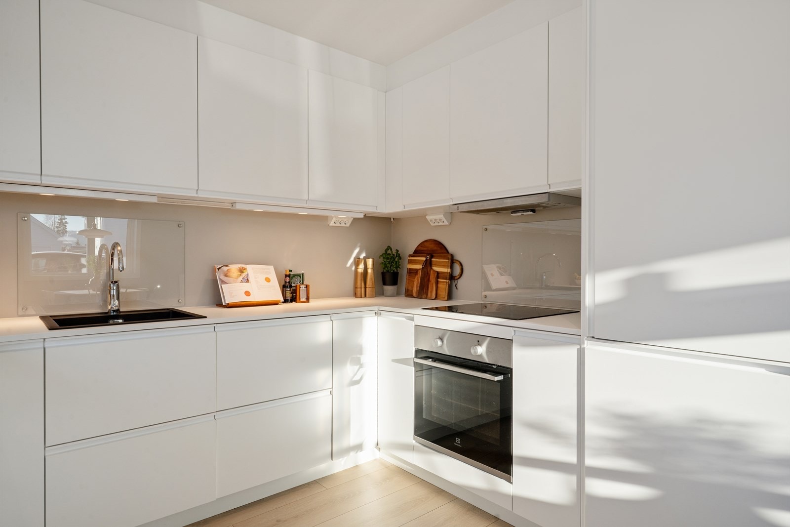 Integrerte hvitevarer, inkludert ovn og platetopp, gir en effektiv og ryddig kjøkkensone. Galleribilde