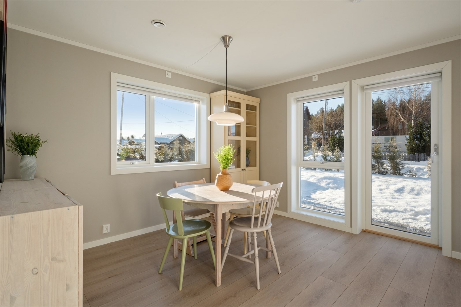 Store vindusflater gir godt lysinnslipp og utsikt til hageområdet fra spiseplassen. Det er god plass til spisestue. Galleribilde