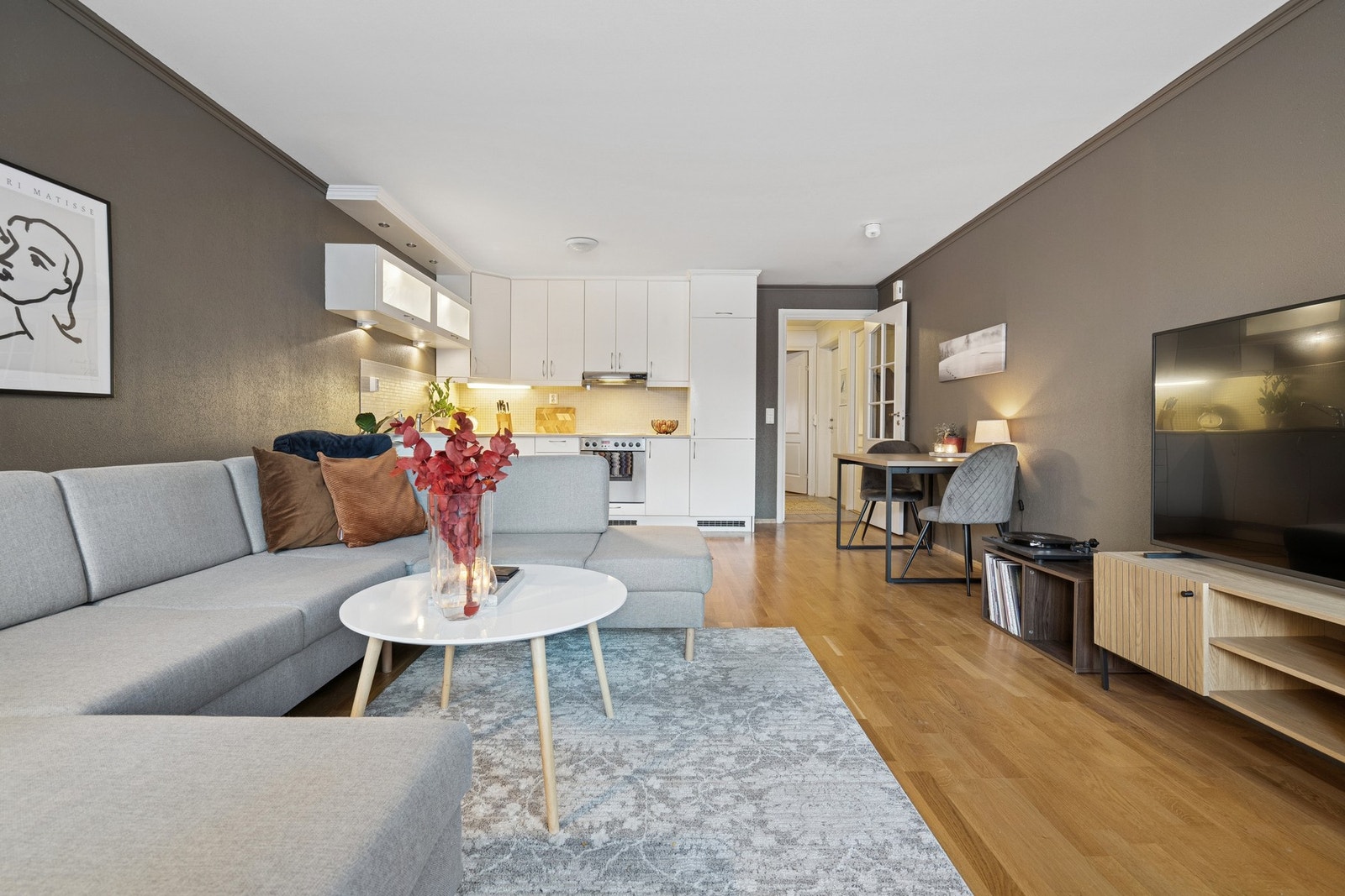 Romslig stue med et lekkert kjøkken i åpen løsning. Galleribilde