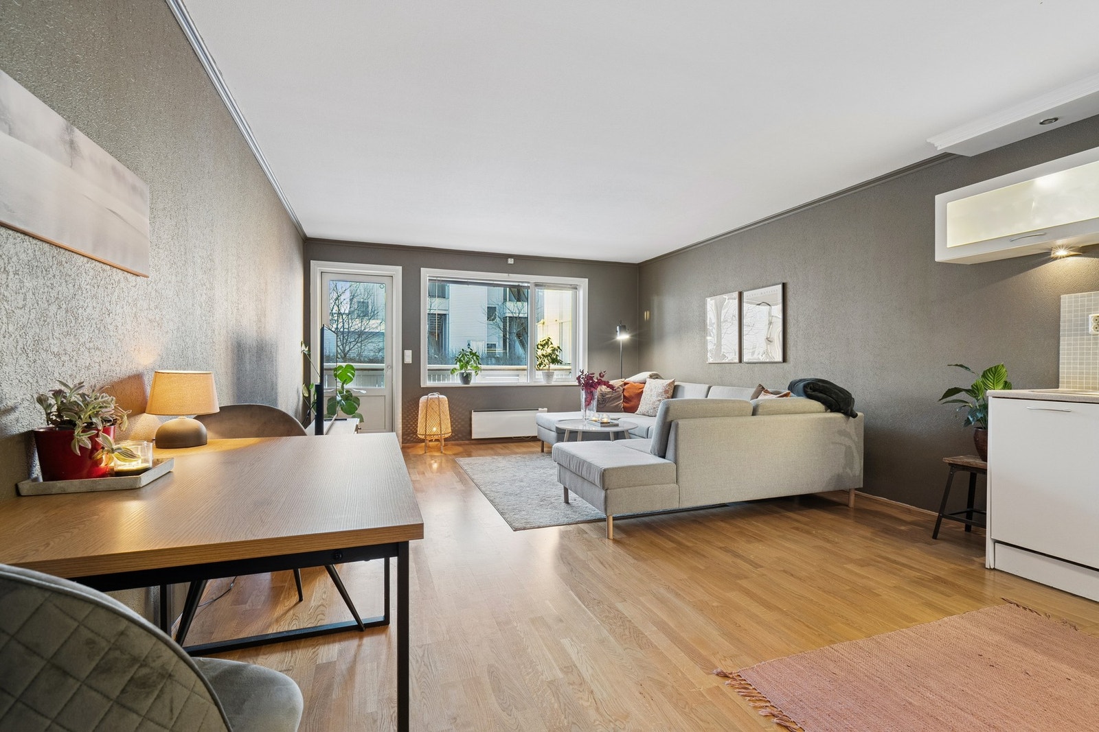 Mellom stue og kjøkken er det plass til å møblere med spisegruppe. Galleribilde