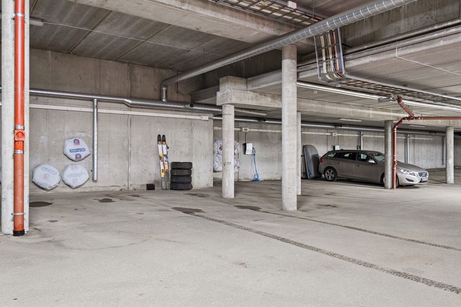 Fast parkering i garasjekjeller. Her er det tilrettelagt for etablering av el-billader. Galleribilde