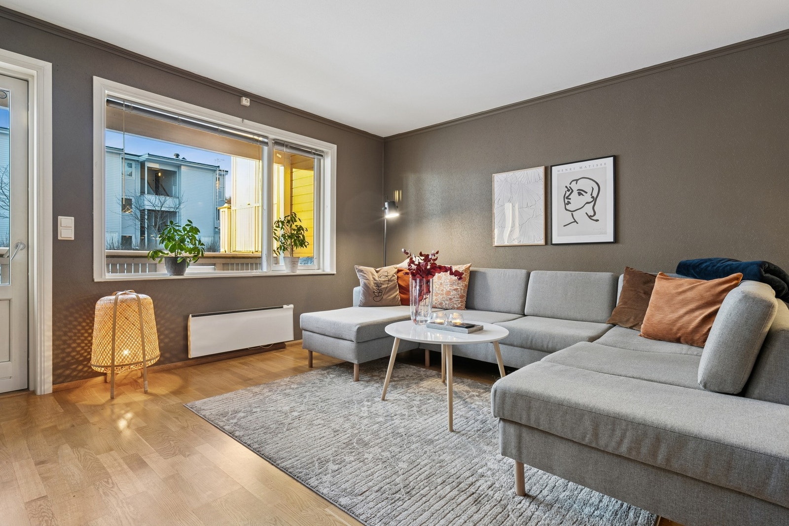 Fra stuen er det utgang til en terrasse mot vest. Galleribilde